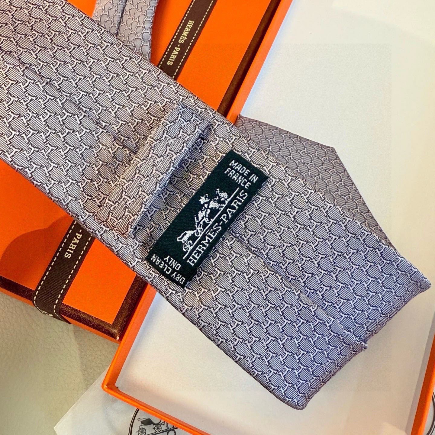 🌾专柜同步新款 爱马仕男士领带！爱马仕领带是每位男士衣橱中不可或缺的单品，也是一段故事的起源。仅有一条规