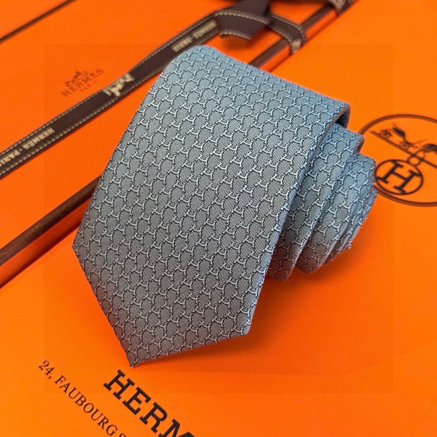 🌾专柜同步新款 爱马仕男士领带！爱马仕领带是每位男士衣橱中不可或缺的单品，也是一段故事的起源。仅有一条规