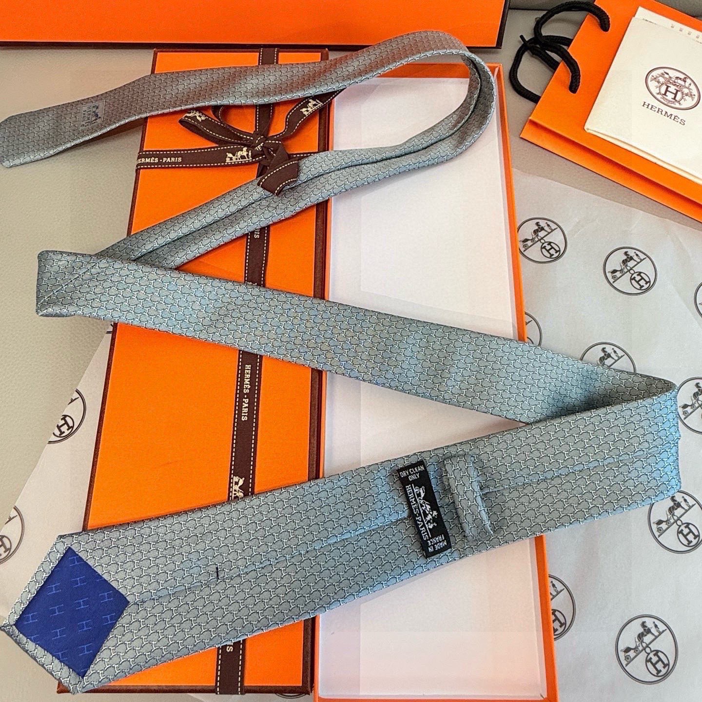 🌾专柜同步新款 爱马仕男士领带！爱马仕领带是每位男士衣橱中不可或缺的单品，也是一段故事的起源。仅有一条规