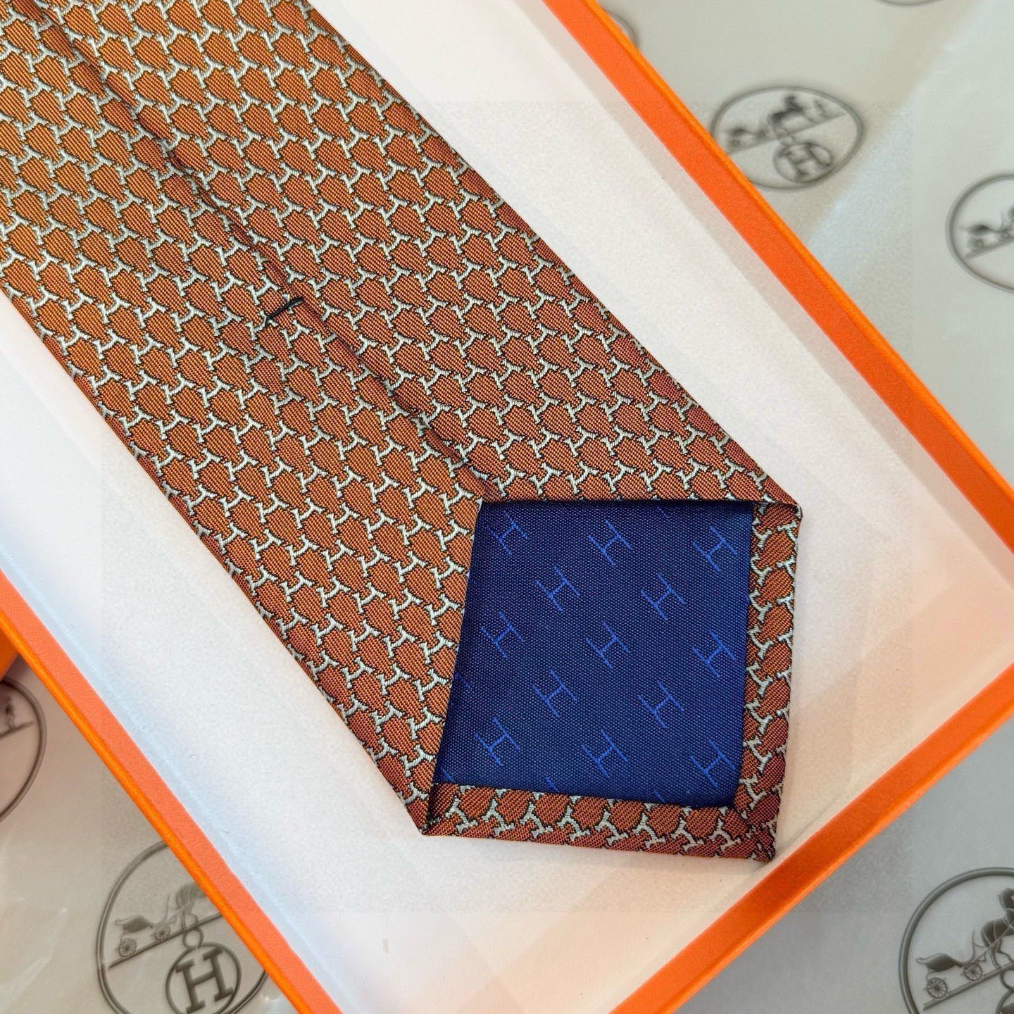 🌾专柜同步新款 爱马仕男士领带！爱马仕领带是每位男士衣橱中不可或缺的单品，也是一段故事的起源。仅有一条规