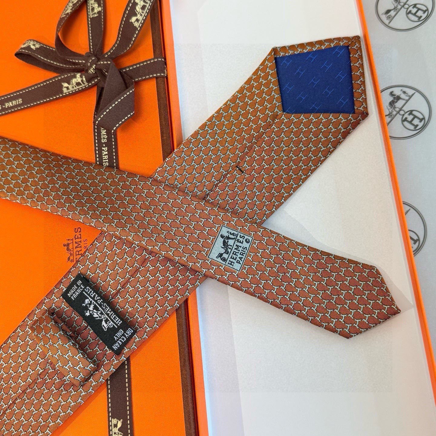 🌾专柜同步新款 爱马仕男士领带！爱马仕领带是每位男士衣橱中不可或缺的单品，也是一段故事的起源。仅有一条规