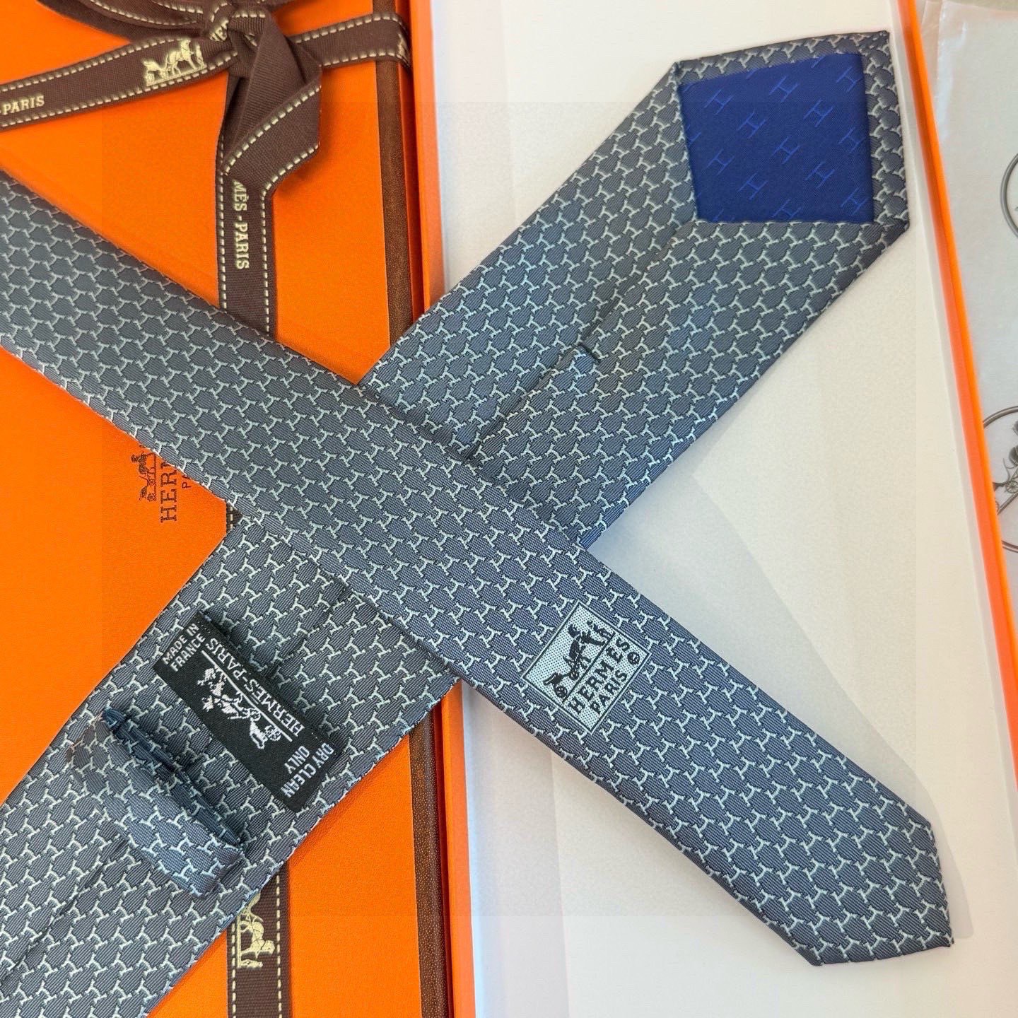🌾专柜同步新款 爱马仕男士领带！爱马仕领带是每位男士衣橱中不可或缺的单品，也是一段故事的起源。仅有一条规