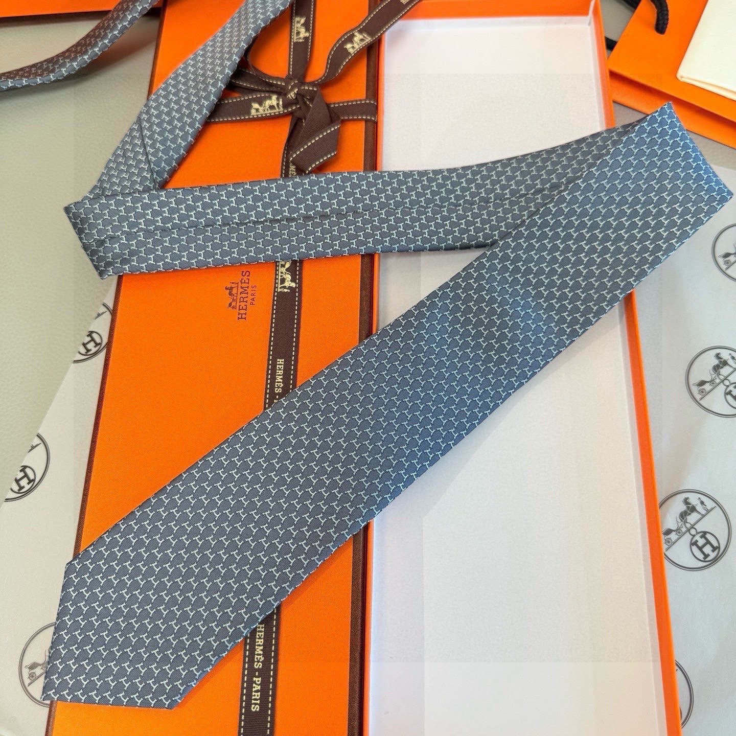 🌾专柜同步新款 爱马仕男士领带！爱马仕领带是每位男士衣橱中不可或缺的单品，也是一段故事的起源。仅有一条规