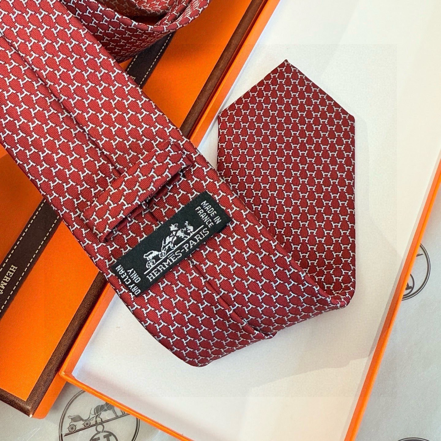 🌾专柜同步新款 爱马仕男士领带！爱马仕领带是每位男士衣橱中不可或缺的单品，也是一段故事的起源。仅有一条规