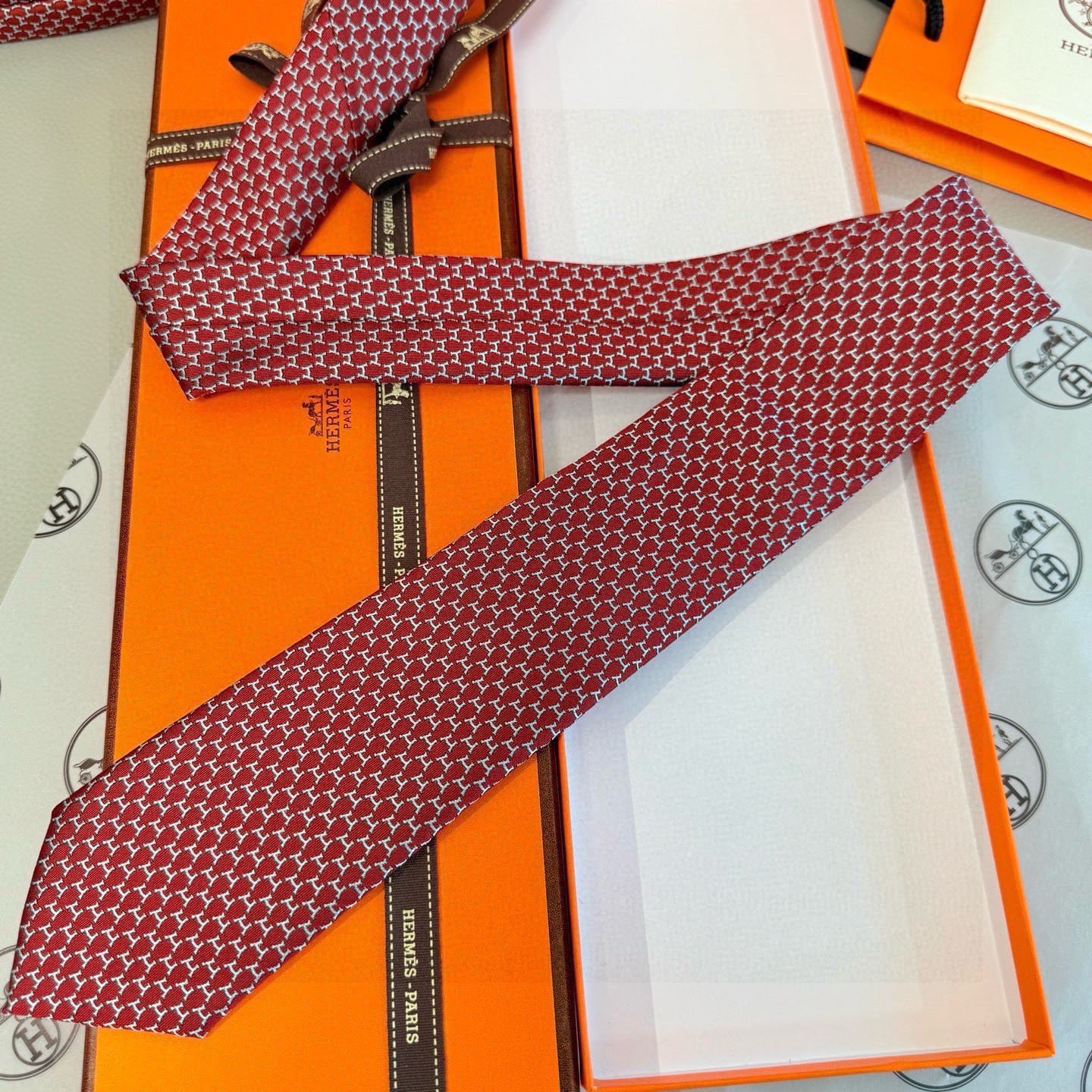 🌾专柜同步新款 爱马仕男士领带！爱马仕领带是每位男士衣橱中不可或缺的单品，也是一段故事的起源。仅有一条规