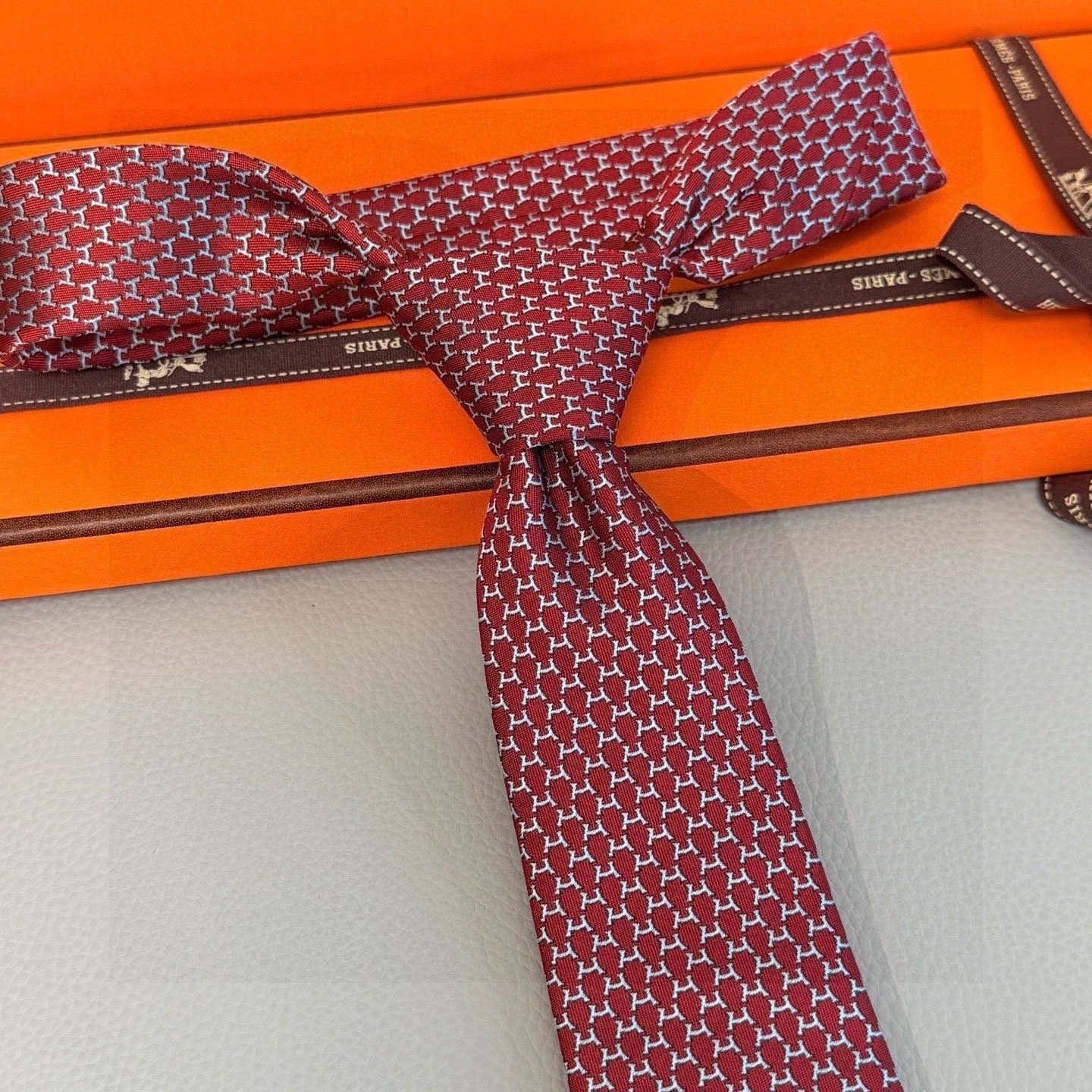 🌾专柜同步新款 爱马仕男士领带！爱马仕领带是每位男士衣橱中不可或缺的单品，也是一段故事的起源。仅有一条规