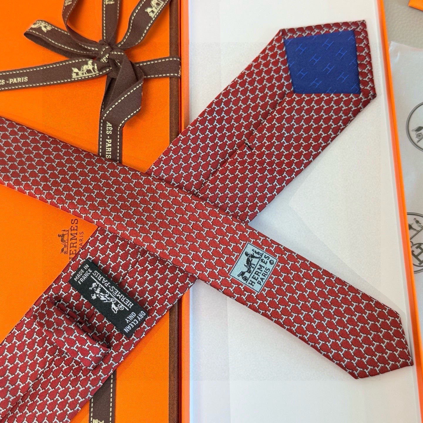 🌾专柜同步新款 爱马仕男士领带！爱马仕领带是每位男士衣橱中不可或缺的单品，也是一段故事的起源。仅有一条规