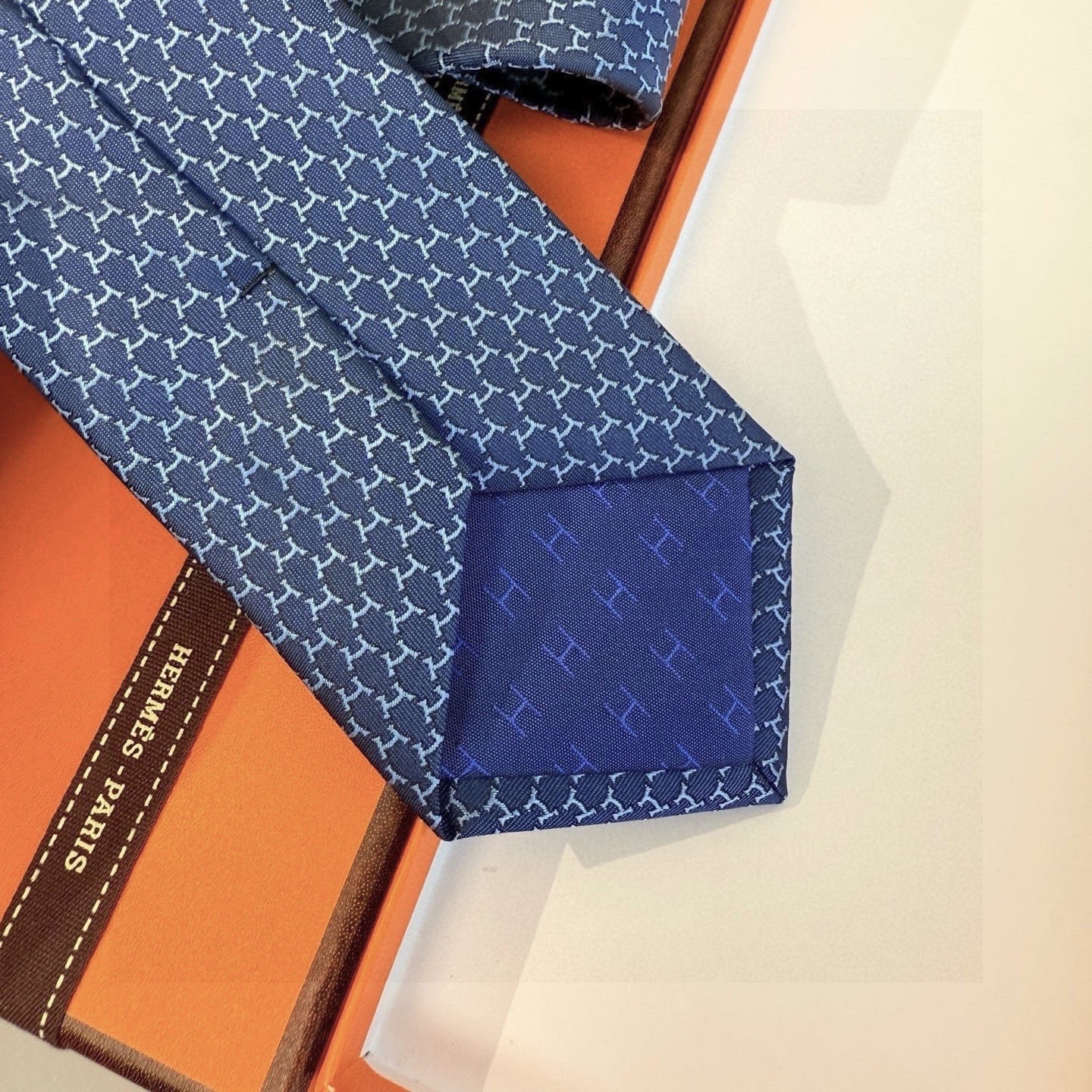 🌾专柜同步新款 爱马仕男士领带！爱马仕领带是每位男士衣橱中不可或缺的单品，也是一段故事的起源。仅有一条规