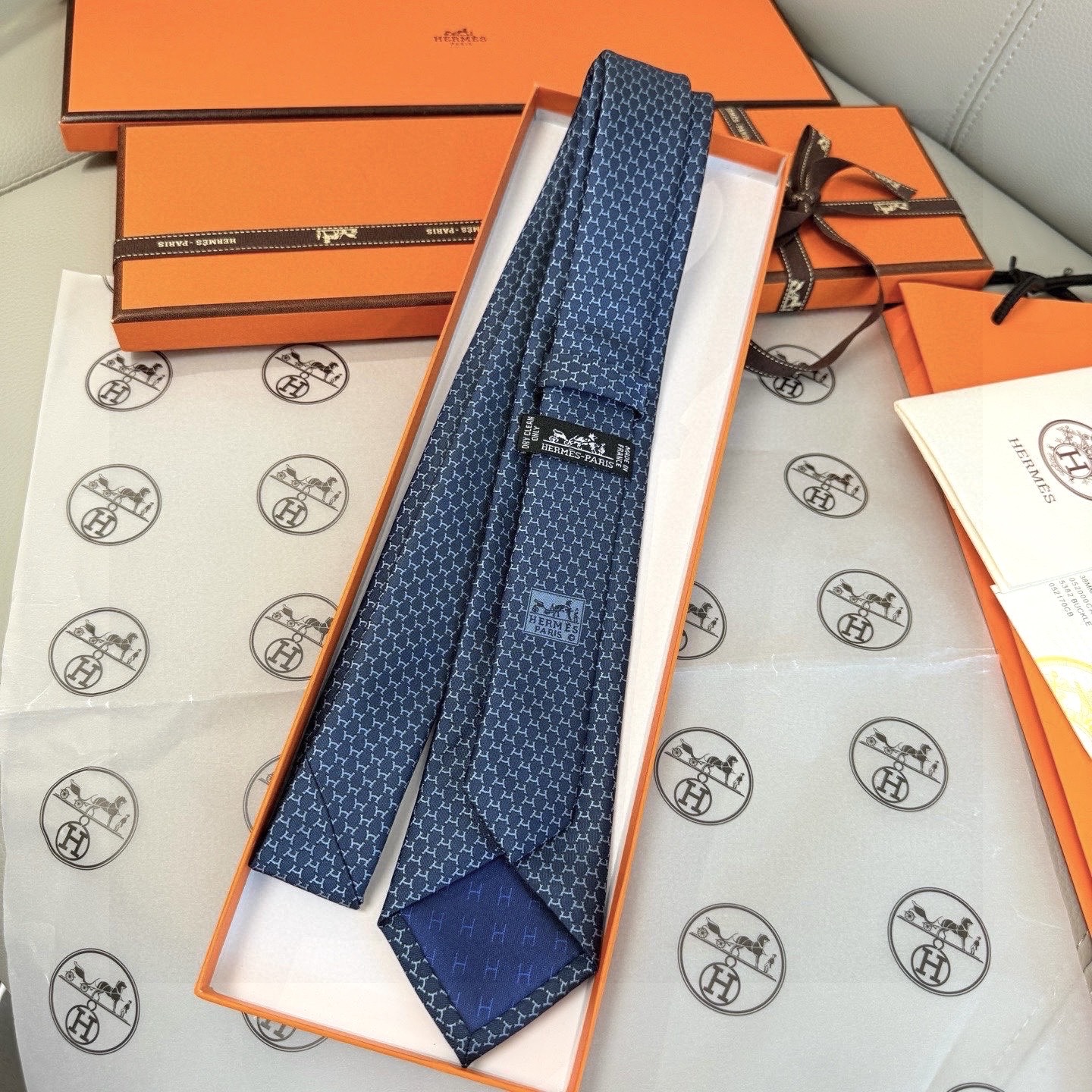 🌾专柜同步新款 爱马仕男士领带！爱马仕领带是每位男士衣橱中不可或缺的单品，也是一段故事的起源。仅有一条规