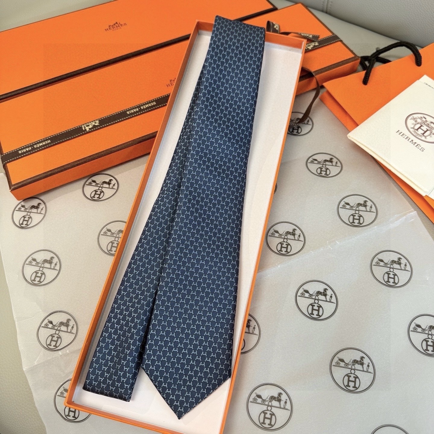 🌾专柜同步新款 爱马仕男士领带！爱马仕领带是每位男士衣橱中不可或缺的单品，也是一段故事的起源。仅有一条规