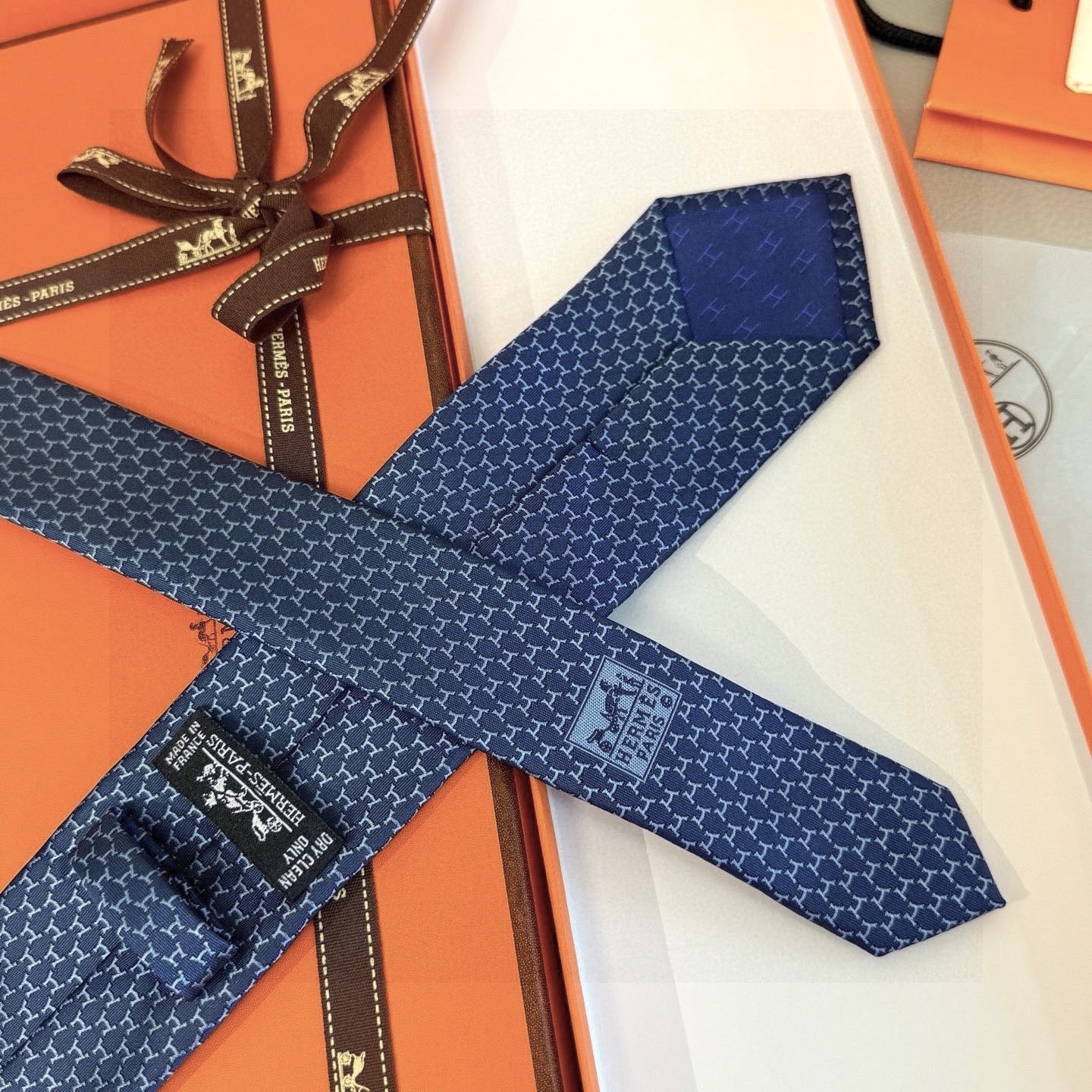 🌾专柜同步新款 爱马仕男士领带！爱马仕领带是每位男士衣橱中不可或缺的单品，也是一段故事的起源。仅有一条规