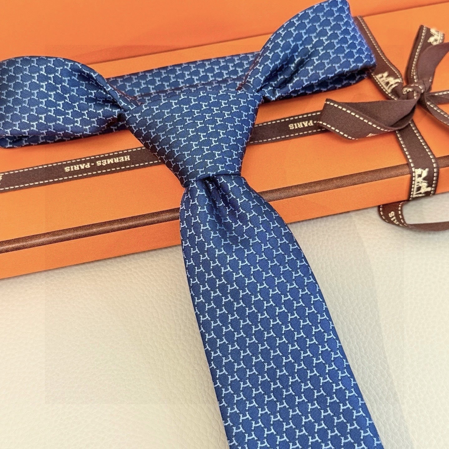 🌾专柜同步新款 爱马仕男士领带！爱马仕领带是每位男士衣橱中不可或缺的单品，也是一段故事的起源。仅有一条规