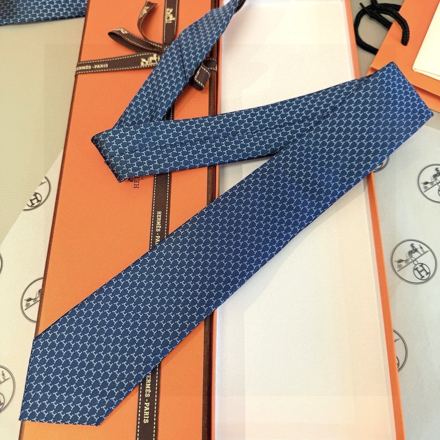 🌾专柜同步新款 爱马仕男士领带！爱马仕领带是每位男士衣橱中不可或缺的单品，也是一段故事的起源。仅有一条规
