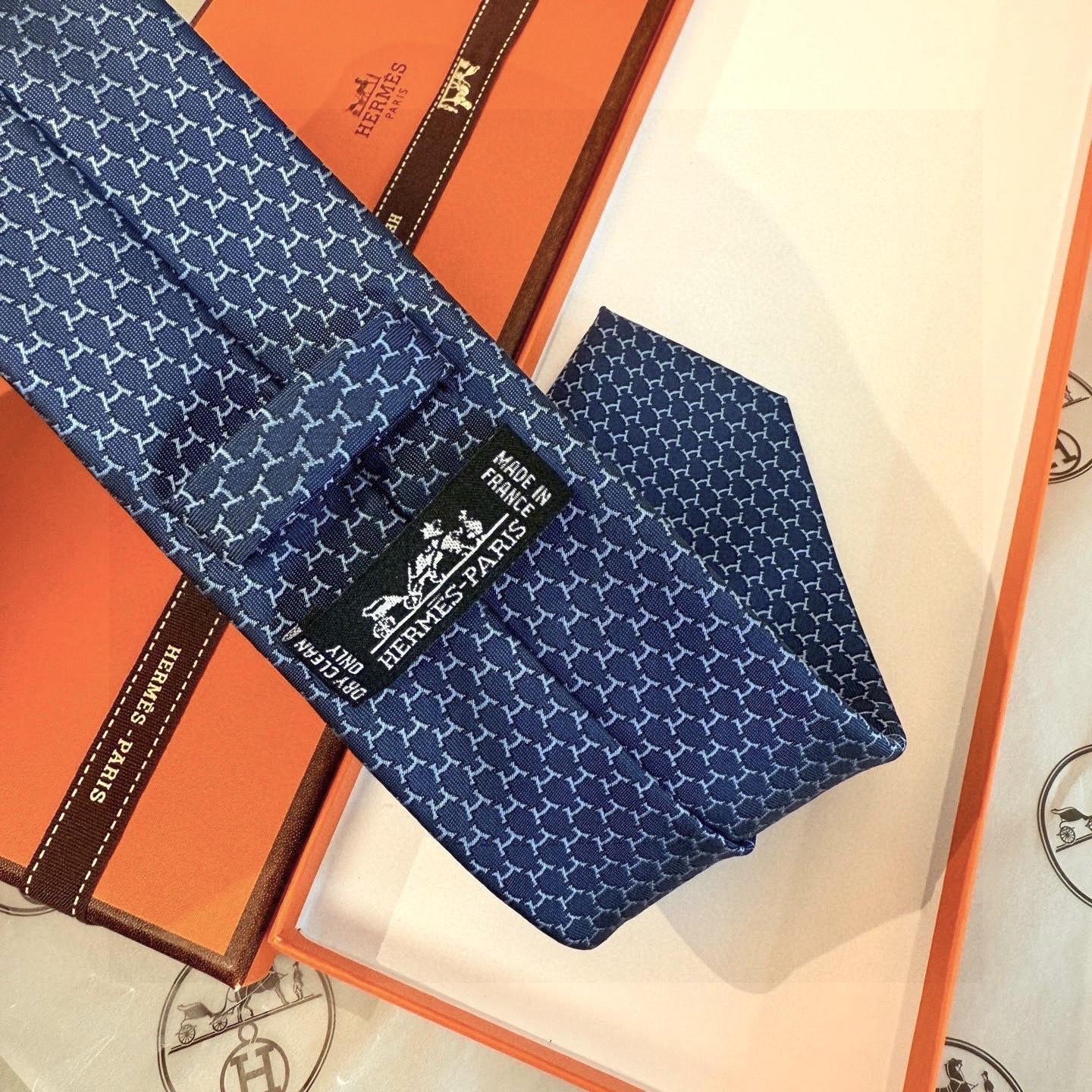 🌾专柜同步新款 爱马仕男士领带！爱马仕领带是每位男士衣橱中不可或缺的单品，也是一段故事的起源。仅有一条规
