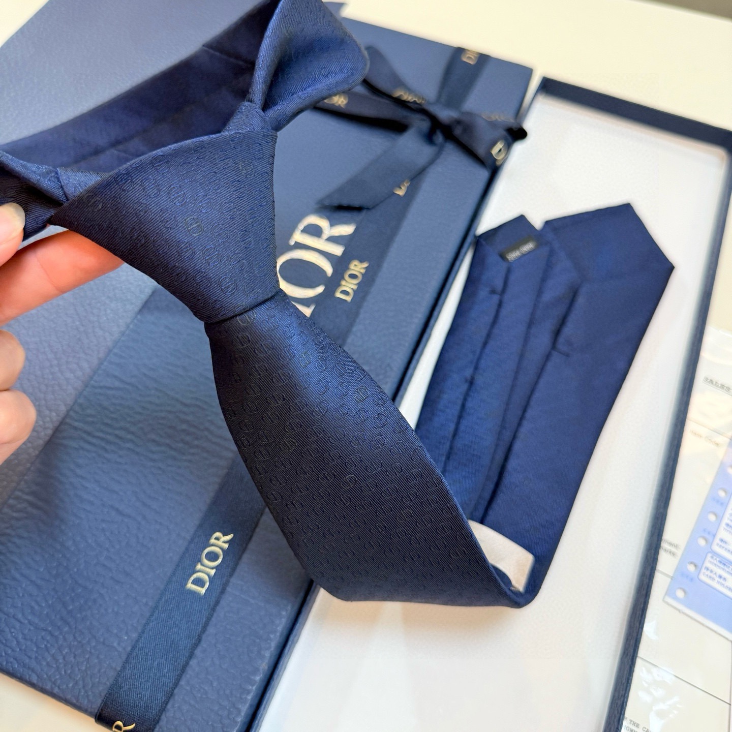 🌾 新款！官方同步领带出货【CD图案】Dior男士稀有😻😻展现精湛手工与时尚优雅的理想选择，这款采用DO