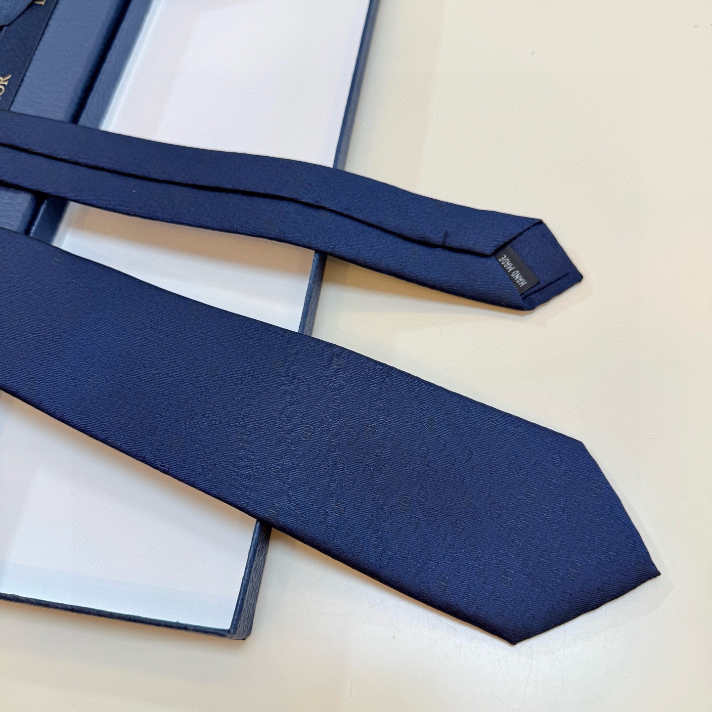 🌾 新款！官方同步领带出货【CD图案】Dior男士稀有😻😻展现精湛手工与时尚优雅的理想选择，这款采用DO