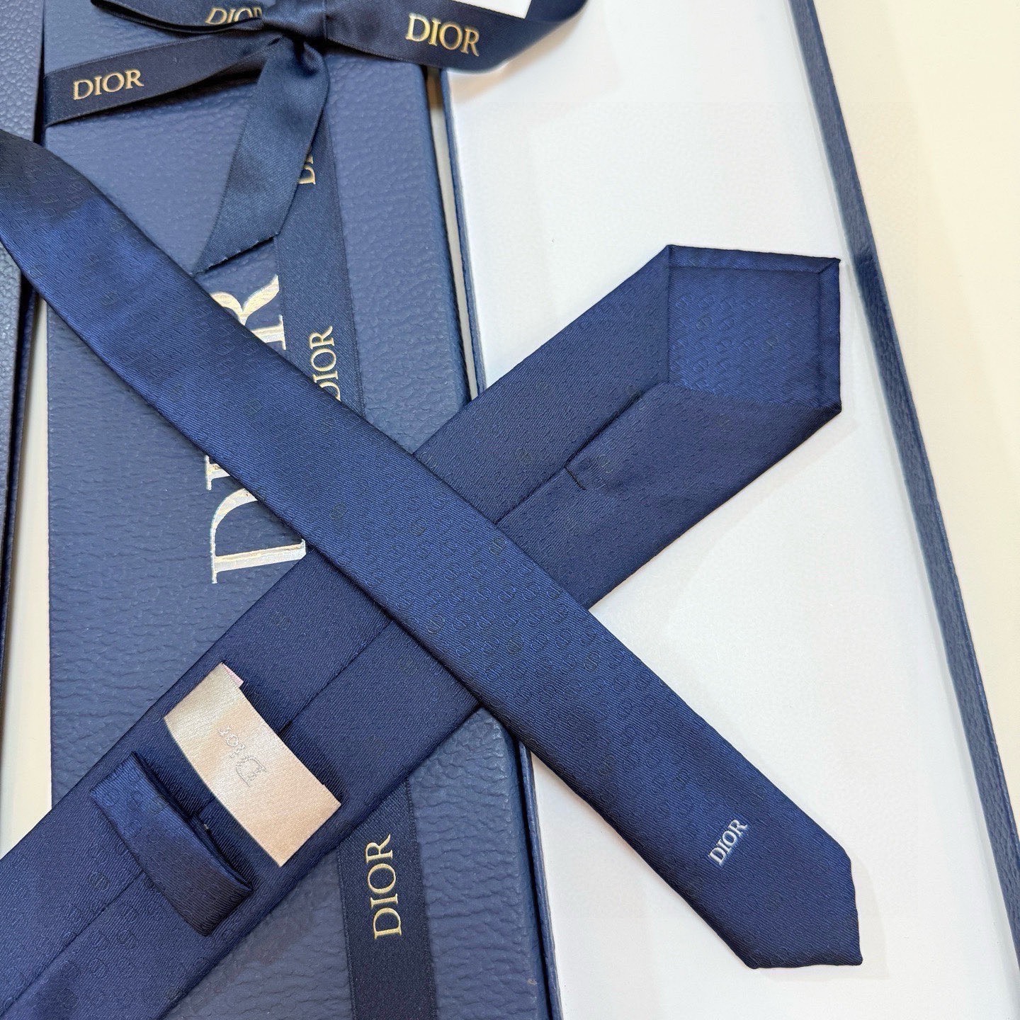 🌾 新款！官方同步领带出货【CD图案】Dior男士稀有😻😻展现精湛手工与时尚优雅的理想选择，这款采用DO