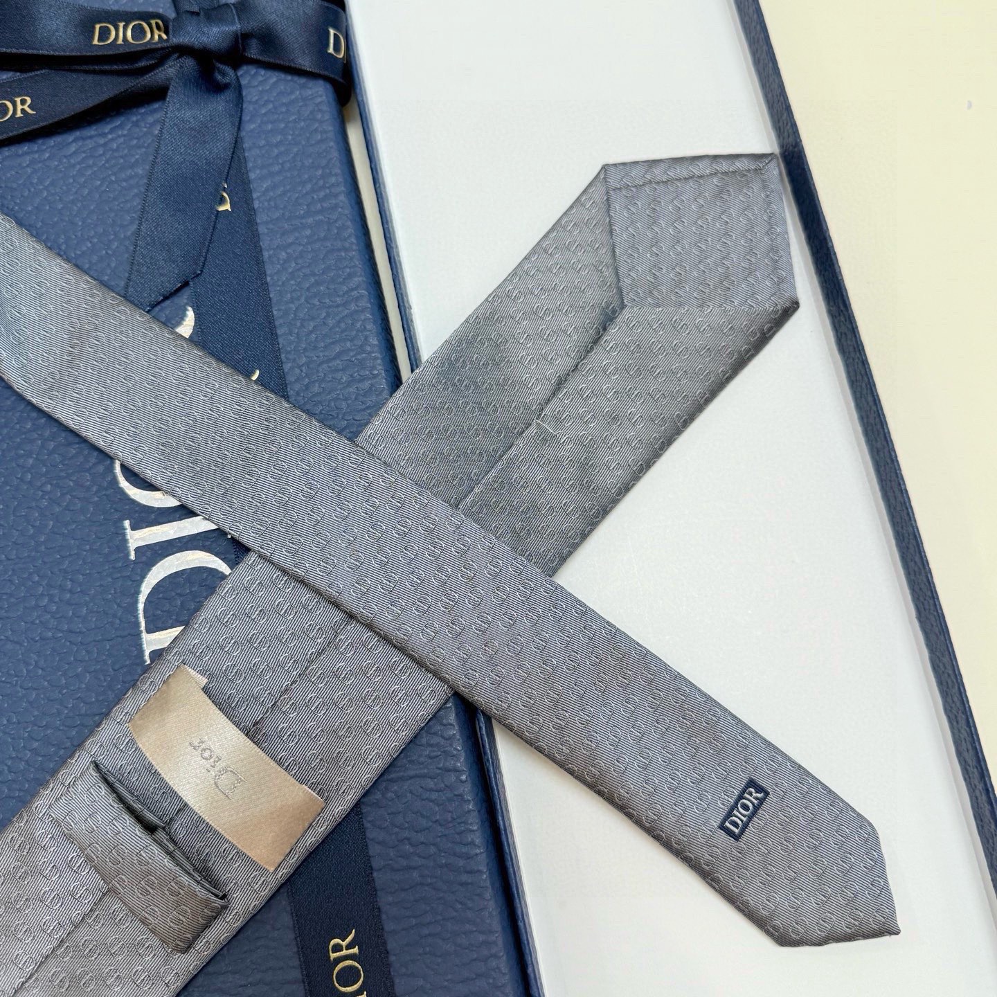 🌾 新款！官方同步领带出货【CD图案】Dior男士稀有😻😻展现精湛手工与时尚优雅的理想选择，这款采用DO