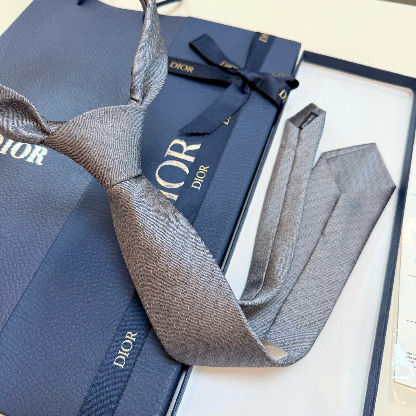 🌾 新款！官方同步领带出货【CD图案】Dior男士稀有😻😻展现精湛手工与时尚优雅的理想选择，这款采用DO