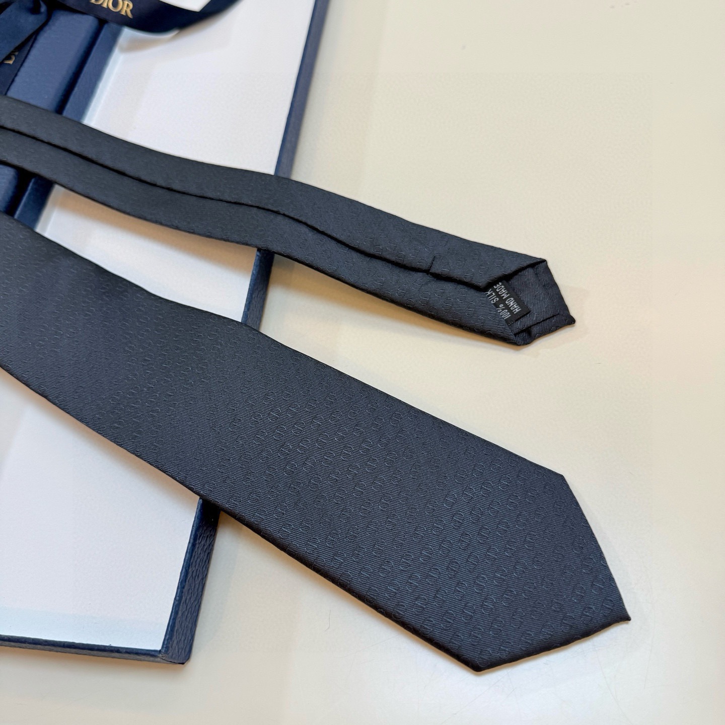 🌾 新款！官方同步领带出货【CD图案】Dior男士稀有😻😻展现精湛手工与时尚优雅的理想选择，这款采用DO