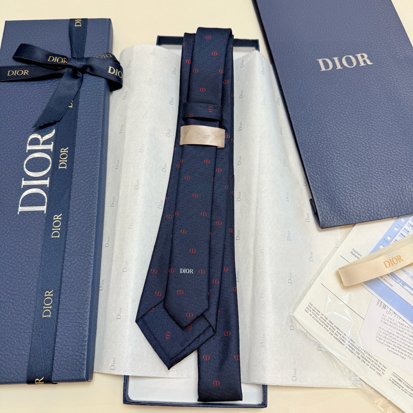 🌾 新款！官方同步领带出货【CD图案】Dior男士稀有😻😻展现精湛手工与时尚优雅的理想选择，这款采用DO