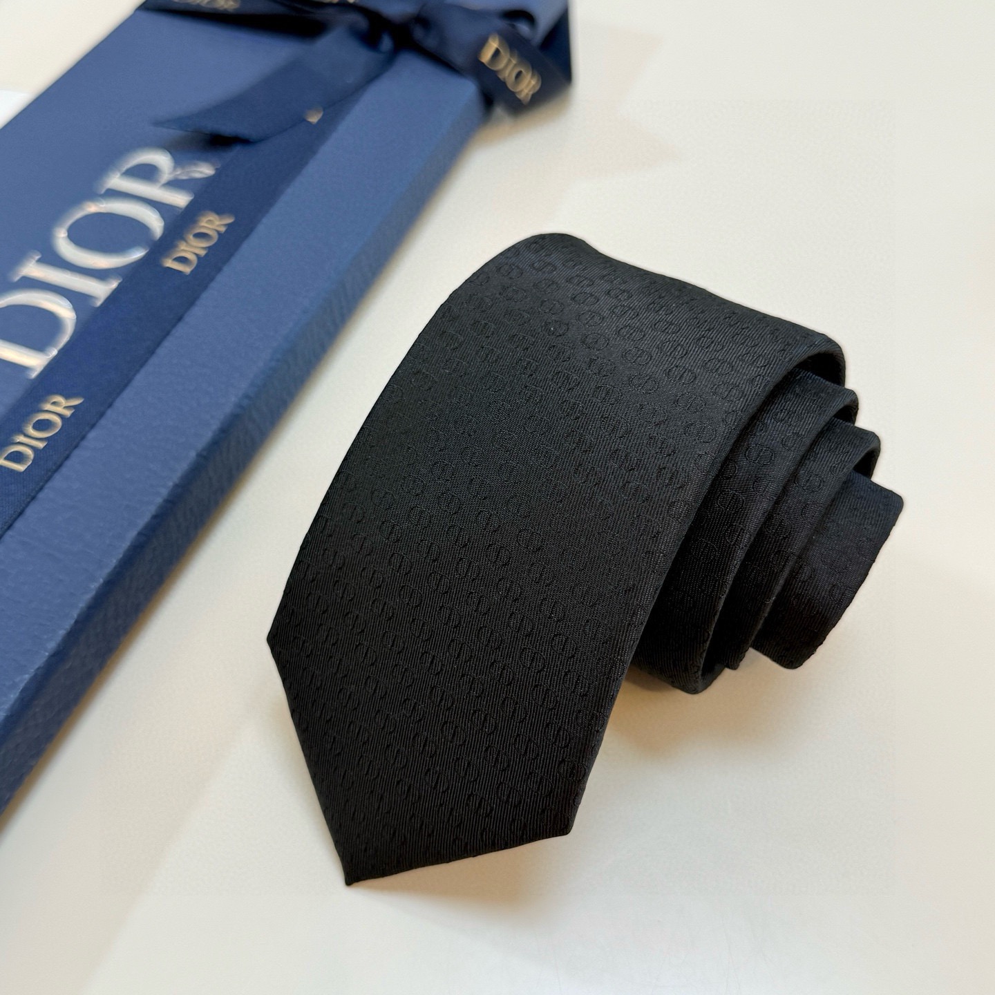 🌾 新款！官方同步领带出货【CD图案】Dior男士稀有😻😻展现精湛手工与时尚优雅的理想选择，这款采用DO
