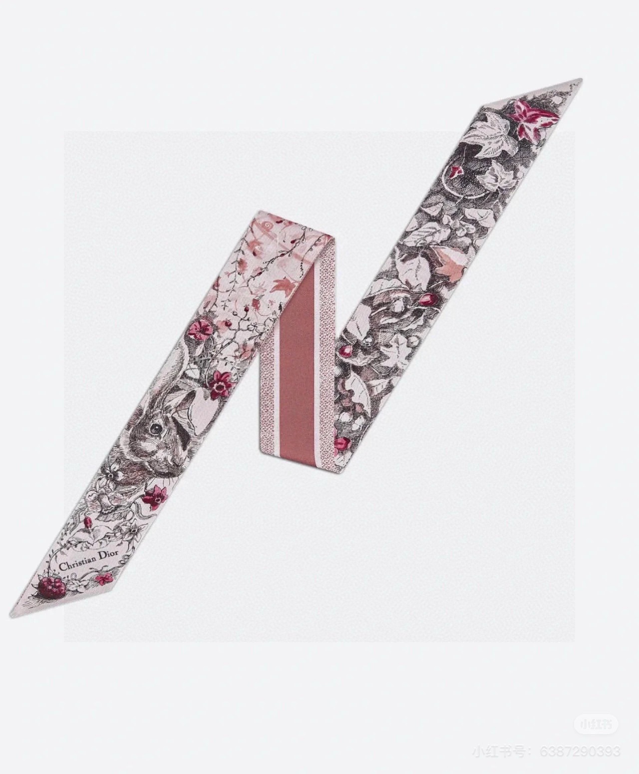 NO:772468,Dior Rabbit Limited Edition Headband. The small silk scarf is carefully made of silk twill fabric. The slender version is equipped with a pointed design, and the style is classic and chic. The back is decorated with a contrasting 'CHRISTIAN DIOR' logo jacquard strip pattern. It can be matched with various fashion styles, whether tied on the neck, wrist or handbag, it is an ideal finishing touch. Silk scarves, streamers, hair bundles, dior, dior19860909批迪奥兔子限定款束发带 小丝巾蚕丝斜纹面料精心制作,修长版型搭配尖头设计,款式经典别致.背面饰以对比鲜明的“CHRISTIAN DIOR”标志提花条形图案.可与各种时尚造型搭配,无论系在颈部、手腕或手袋上,都是理想的点睛之笔.丝巾,飘带，发束,dior,dior,accessory