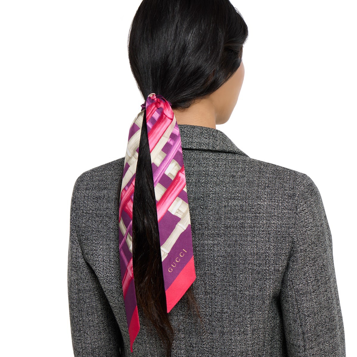 NO:772412,Three colors are available!  The 2026 early spring series of women's mulberry silk accessories reinterprets the brand's archived patterns with novel prints. This ribbon is made of twill mulberry silk and is ingeniously embellished with all-over GG bamboo print · 120 cm (length) x 5.2 cm (width) · Main fabrics: mulberry silk scarves, streamers, and hair bundles19860909批三色有货！2026早春系列女士桑蚕丝配饰以新颖印花焕新演绎品牌典藏图案.这款丝带以斜纹桑蚕丝打造,匠心缀饰通体GG竹节印花·120厘米（长）x5.2厘米（宽）·主要面料桑蚕丝丝巾,飘带，发束,accessory