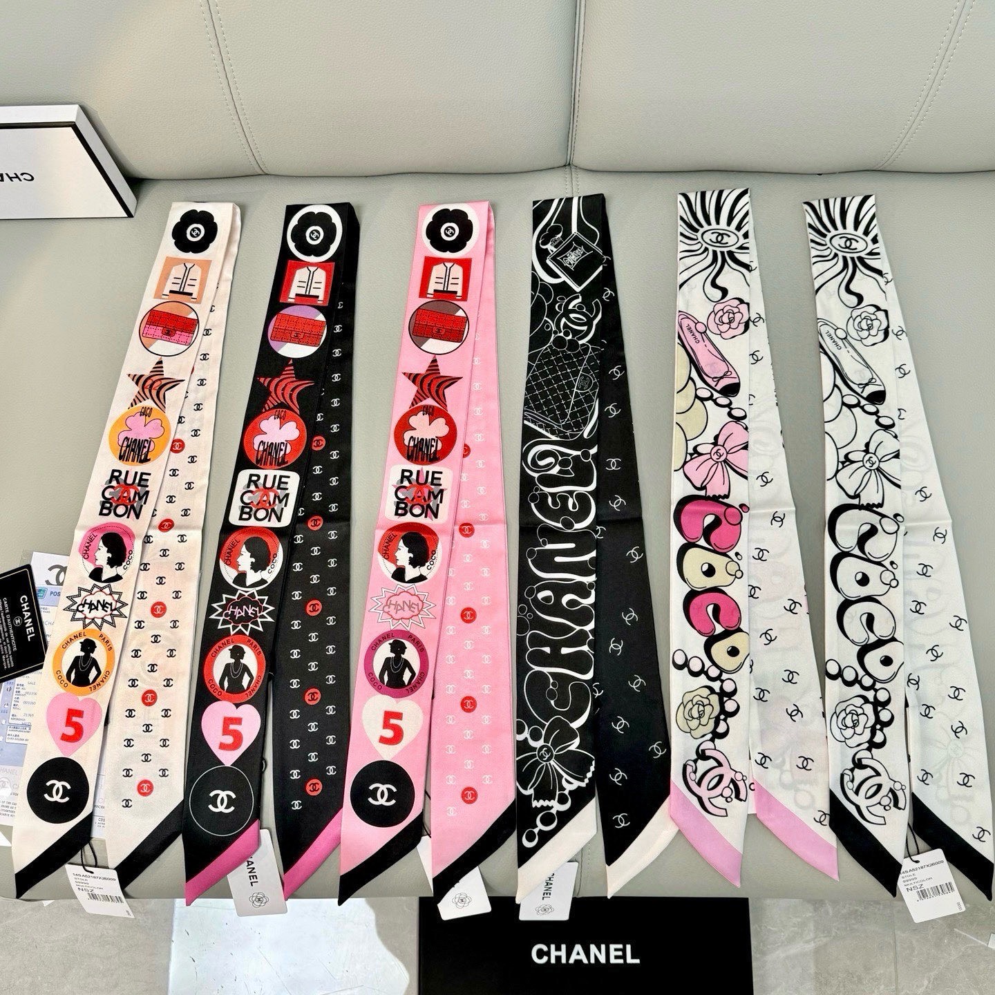NO:772450,The new batch of Chanel Twilly scarves is here, with Chanel cartoon letters. It is a real cutie. I can hold it with three hands and close my eyes. I have not seen such a beautiful twilly for a long time. It is really fragrant and a must-have artifact for concave shapes. There are not many. It will not always be available. It has a high practicality, can be used to tie hair, bags, etc... Unique, rather than twill material: twill silk  Size 120/6cm silk scarf, ribbon, hair bundle, chanel, chanel, real silk19860909批新款香奈儿Twilly小丝巾来了,Chanel 卡通字母 名副其实的小可爱, 人手三条闭眼收,我都不拦着 N久都没有见过这么好看的twilly 真的是真香本香了,凹造型必备神器 数量不是很多.也不会一直有 实用率贼高,绑头发,绑包包,等等等等… 独一无二,宁缺毋 材质:斜纹真丝 尺寸120/6cm丝巾,飘带，发束,chanel,chanel,real silk,accessory