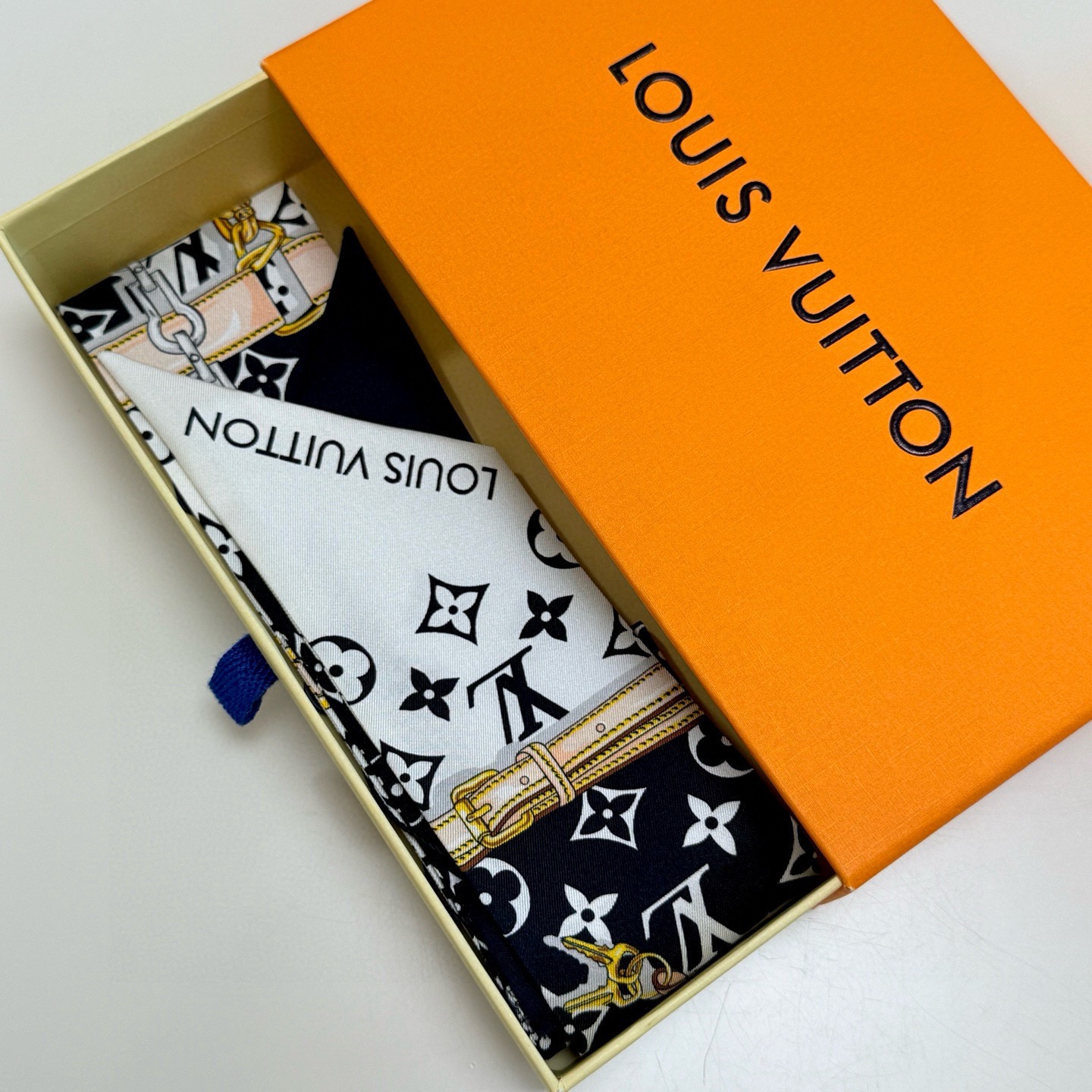 NO:772463,Batch LV Louis Vuitton classic black and white silk scarf in three colors!  This silk headband has a Monogram pattern as the background and is printed with the iconic Louis Vuitton design elements of the leather strap, metal chain and padlock. It is an ideal gift. A fashion accessory that can be worn in a variety of ways. 6*120 top imported double-layer silk ribbon scarf, ribbon, hair bundle, louis vuitton, louis vuitton, real silk19860909批LV 路易威登 经典黑白丝巾 老花三色！这款丝质束发带以Monogram花纹为背景,印有标志性的路易威登设计元素皮革带、金属链与挂锁,是赠礼的理想之选.可以多种方式佩戴的时尚配饰.6*120 顶级进口双层真丝小飘带丝巾,飘带，发束,louis vuitton,louis vuitton,real silk,accessory
