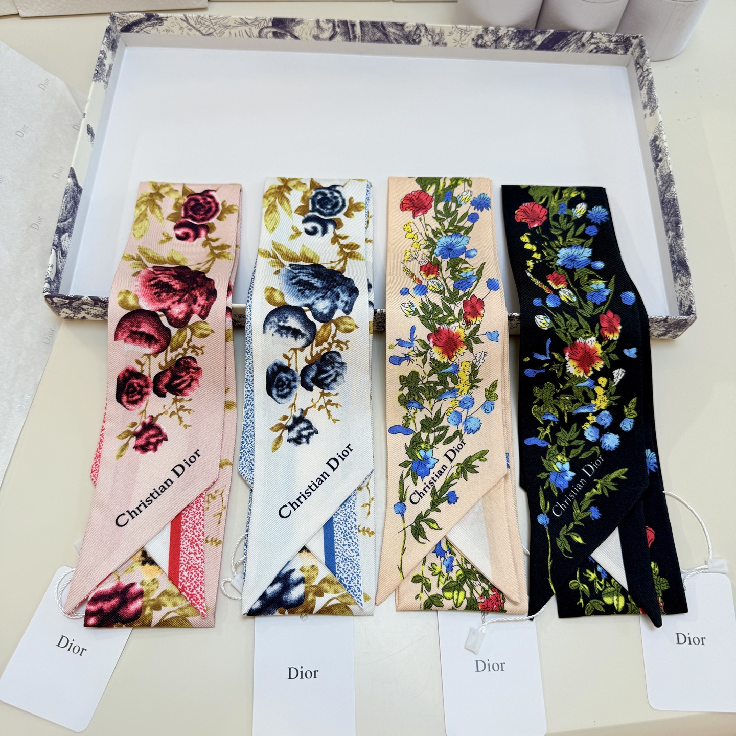 NO:772505,The latest double-layered floral headband from Dior. The more I look at it, the better it looks!  !  And it can be used in many ways, so you can match it with any style. Super soft 6X100 top imported double-layer silk ribbon scarf, ribbon, hair bundle, dior, dior, real silk19860909批迪奥Dior花卉最新双层束发带.真心的越看越好看！！而且多way用法,随便怎么搭配都好有腔调.超级柔软6X100顶级进口双层真丝小飘带丝巾,飘带，发束,dior,dior,real silk,accessory