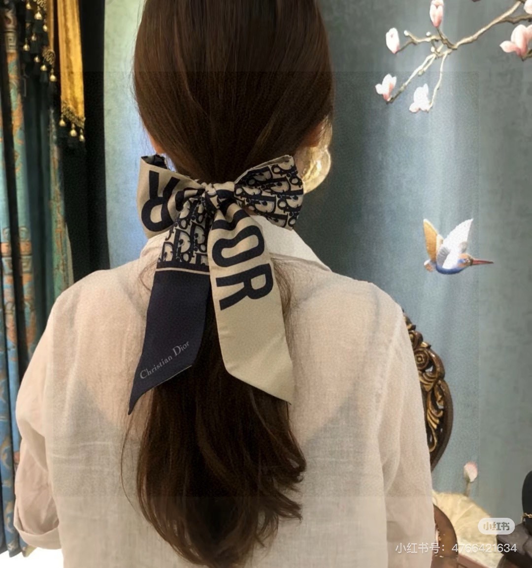 NO:772512,For those who know the goods, Dior 18 Moomi 100% twill silk presbyopia fashionable small ribbon, absolute counter quality, top quality goods, blue with beige background, precise printing with paint, the effect is very good, the so-called classic style, it is a series that you will not regret if you close your eyes, small ribbons and headbands are OK, size 6105 silk scarves, streamers, hair bundles, dior, real silk19860909批懂货的来,dior 18姆米百分百斜纹真丝老花时髦小丝带,绝对的专柜品质,上等的好货,蓝色配底色米灰色,涂料精准印花,效果非常的赞,所谓的经典款,就是闭眼入不后悔系列,小丝带束发带都ok,尺寸6105丝巾,飘带，发束,dior,real silk,accessory