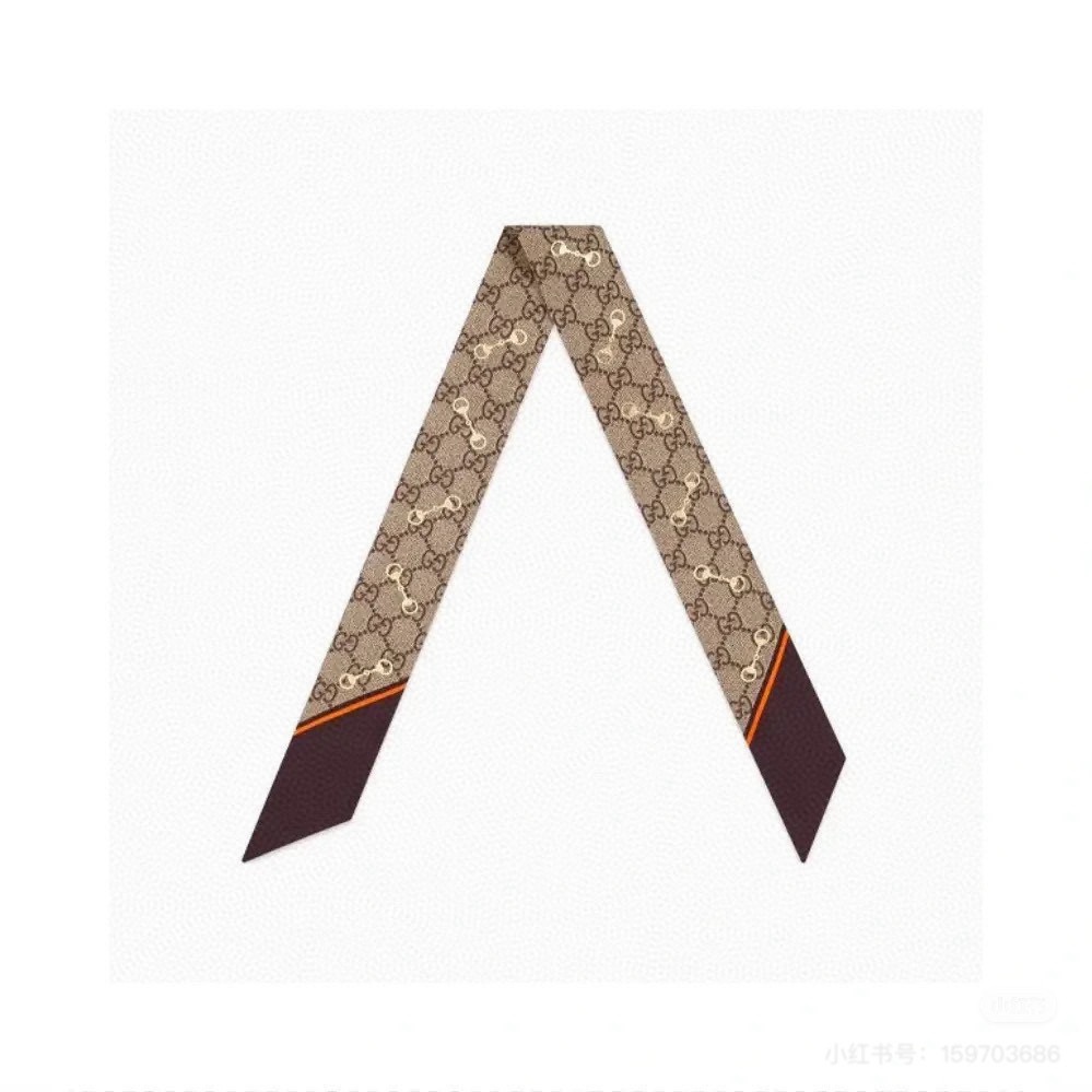 NO:772526,Batch Gucci twilly silk scarf with horsebit, classic style with GG letters, slender shape, sharp angle design at both ends, great effect on the upper body!  It’s so perfect when worn casually!  Streamers have super multi-purpose scarves, hairbands, bag accessories, belts...and so on. They are very easy to control. Match them with clothes in summer and bags in winter. The top-grade silk has a strong luster and is extremely exquisite. This one is really a must-get [5X86cm, silk double-layered and double-sided] scarves, streamers, hair bundles, gucci, gucci, real silk.19860909批 马衔扣Gucci古驰twilly丝巾 GG字母款式经典,造型修长,两端尖角设计, 上身效果非常赞！随意一搭就是那么完美！ 飘带有超多用途领巾、发带、包包配饰、腰带.....等等等等,超好驾驭 夏季配衣服 冬季配包包 顶级真丝光泽感超级强 精美无比 ,这款真的是一定要入手的【5X86cm,真丝双层双面】丝巾,飘带，发束,gucci,gucci,real silk,accessory