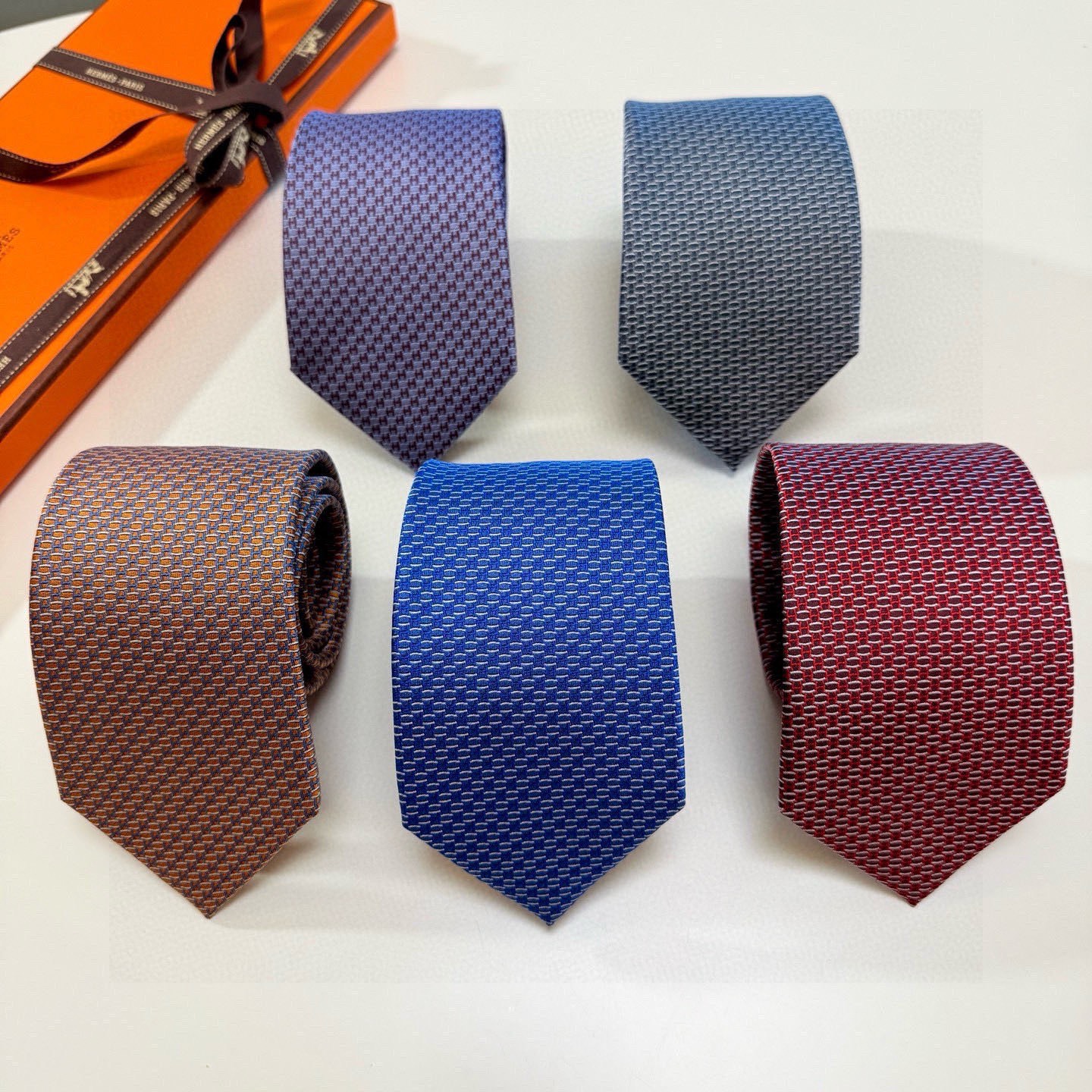 NO:854931,First batch of Hermès men’s ties!  The Hermès tie is an indispensable item in every man's wardrobe and the origin of a story. There is only one rule to enjoy wearing it!  Hermès’s craftsmen in Lyon, France, have been making these ties since 1949. Designers Philippe Mouquet and Catherine de Karolyi make ties, ties, hermes, ties in France19860909批爱马仕男士领带！爱马仕领带是每位男士衣橱中不可或缺的单品,也是一段故事的起源.仅有一条规则享受佩戴它的乐趣！自1949年以来,爱马仕在法国里昂的工匠一直在制作这些领带.设计师菲利浦·穆盖（PhilippeMouquet）和凯瑟琳·德·卡罗伊（CatherinedeKarolyi)法国制造领带,领带,hermes,ties,accessory