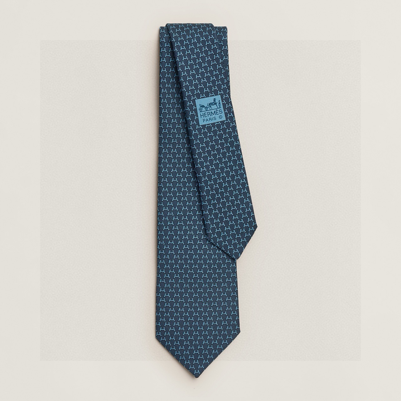 NO:854860,Special counter synchronized new Hermès men’s ties!  The Hermès tie is an indispensable item in every man's wardrobe and the origin of a story. There is only one rule to enjoy wearing it!  Hermès craftsmen in Lyon, France, have been making these ties since 1949. Designed by Philippe Mouquet and Catherine de Karolyi. Made in France. Width 7 cm Ties, ties, hermes, ties19860909特专柜同步新款 爱马仕男士领带！爱马仕领带是每位男士衣橱中不可或缺的单品,也是一段故事的起源.仅有一条规则享受佩戴它的乐趣！自1949年以来,爱马仕在法国里昂的工匠一直在制作这些领带.设计师菲利浦·穆盖（PhilippeMouquet）和凯瑟琳·德·卡罗伊（CatherinedeKarolyi)法国制造.宽度7厘米领带,领带,hermes,ties,accessory