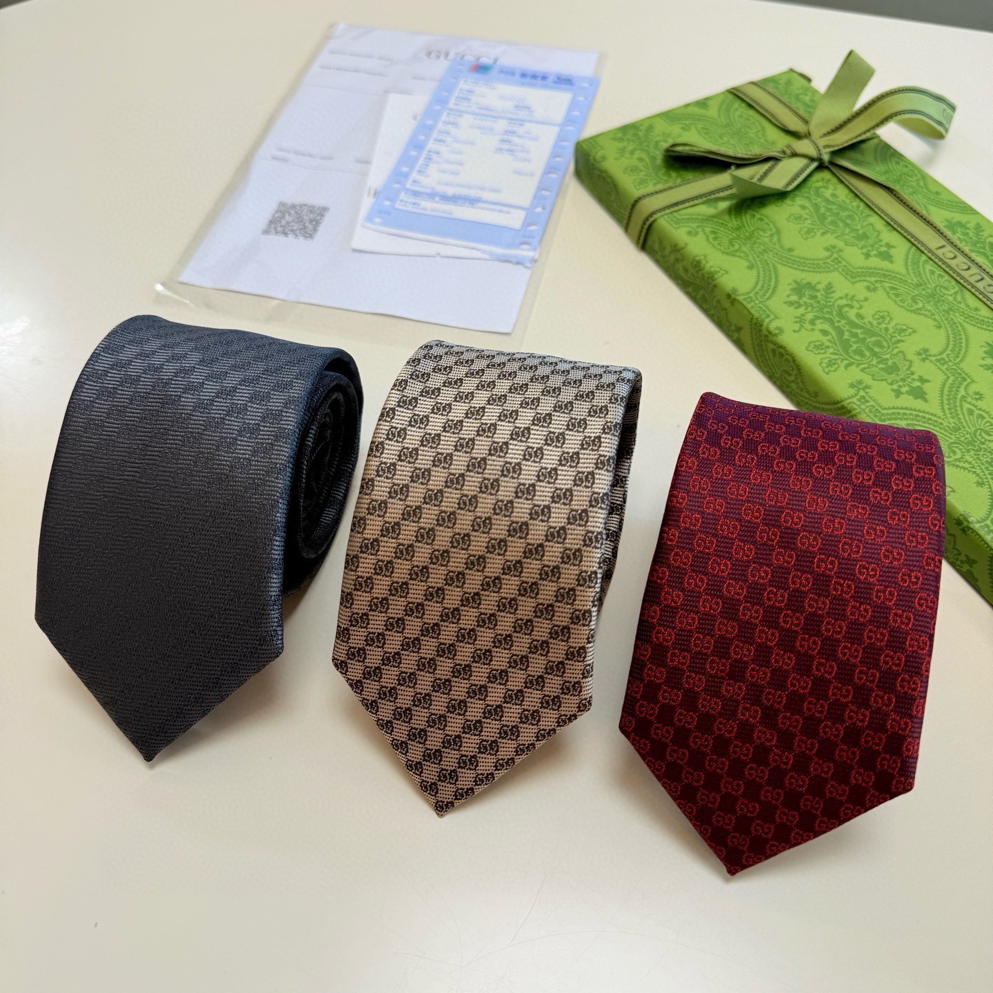 NO:854884,Special official synchronized Gucci men's tie [Double GG tie], a rare and ideal choice to show exquisite craftsmanship and fashionable elegance. This tie perfectly combines the iconic theme animal bee with twill webbing, and is more elegant with a fashionable matching technique. It allows men to fully display their personality. Top-quality jacquard silk handmade custom ties, ties, real silk, ties19860909特官方同步古奇男款领带【双GG领带】,稀有展现精湛手工与时尚优雅的理想选择,这款领带将标志性的主题动物小蜜蜂与斜纹织带完美的结合,以时尚搭配手法演绎的更显雅致风范.让男士可以充分展示自己个性.顶级提花真丝手工定制领带,领带,real silk,ties,accessory