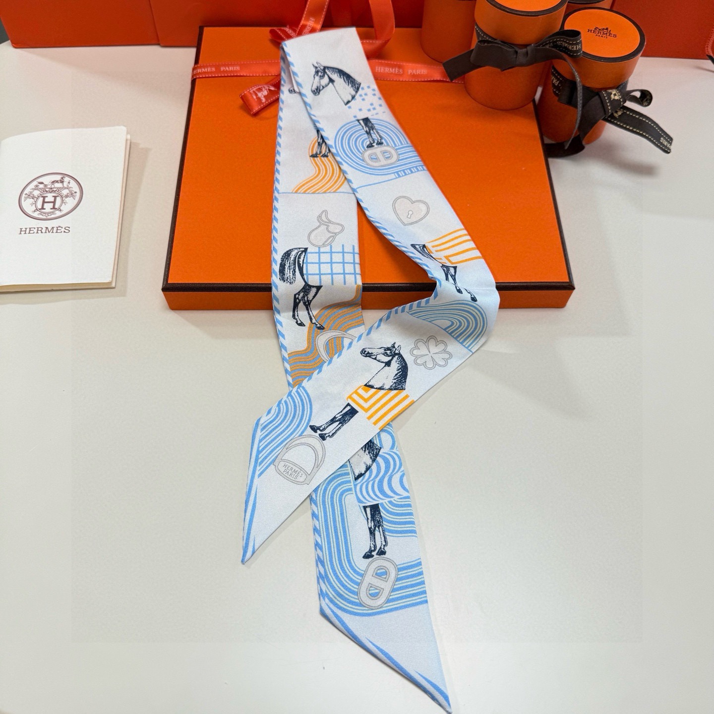 NO:921452,First batch of Hermes 'Pop Horse' Twilly small silk scarf. Twilly silk ribbon (mulberry silk) This small silk accessory can be worn in ever-changing ways and can add smartness and fun to your daily style!  Made in France. Size 5 x 86 cm Silk scarves, ribbons, hair bundles, hermes, hermes, real silk19860909批爱马仕Hermes“波普骏马”Twilly小丝巾. Twilly真丝缎带（桑蚕丝） 这款小巧的真丝配饰佩戴方式千变万化,可为您的日常造型增添灵动妙趣！ 法国制造. 尺寸5 x 86厘米 丝巾,飘带，发束,hermes,hermes,real silk,accessory