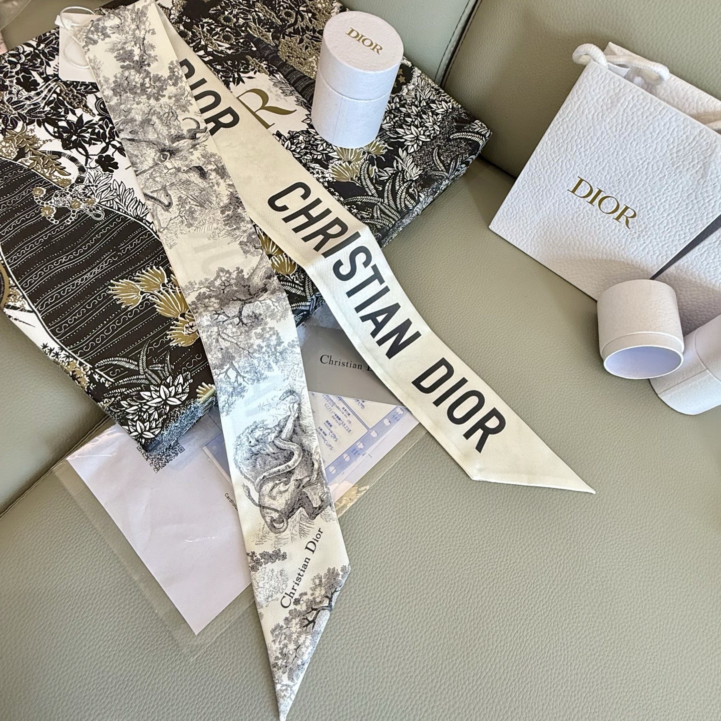 NO:882748,Batch Dior animal series silk scarf, classic style, slender shape, sharp angle design at both ends, decorated with a contrasting CHRISTIAN DIOR logo strip pattern on the back. The upper body effect is very good!  It’s so perfect when worn casually!  Streamers have super multi-purpose scarves, hairbands, bag accessories, belts...and so on. They are very easy to control. They can be used with clothes in summer and bags in winter. The top-quality silk has a strong luster and is extremely exquisite. This one is really a must-get [6X105cm, silk double-layered and double-sided] scarves, streamers, streamers, hair bundles, dior, dior, real silk.19860909批 Dior迪奥动物系列丝巾 款式经典,造型修长,两端尖角设计,背面饰以对比鲜明的CHRISTIAN DIOR标志条形图案. 上身效果非常赞！随意一搭就是那么完美！飘带有超多用途领巾、发带、包包配饰、腰带.....等等等等,超好驾驭 夏季配衣服 冬季配包包 顶级真丝光泽感超级强 精美无比 ,这款真的是一定要入手的【6X105cm,真丝双层双面】丝巾,飘带,飘带，发束,dior,dior,real silk,accessory