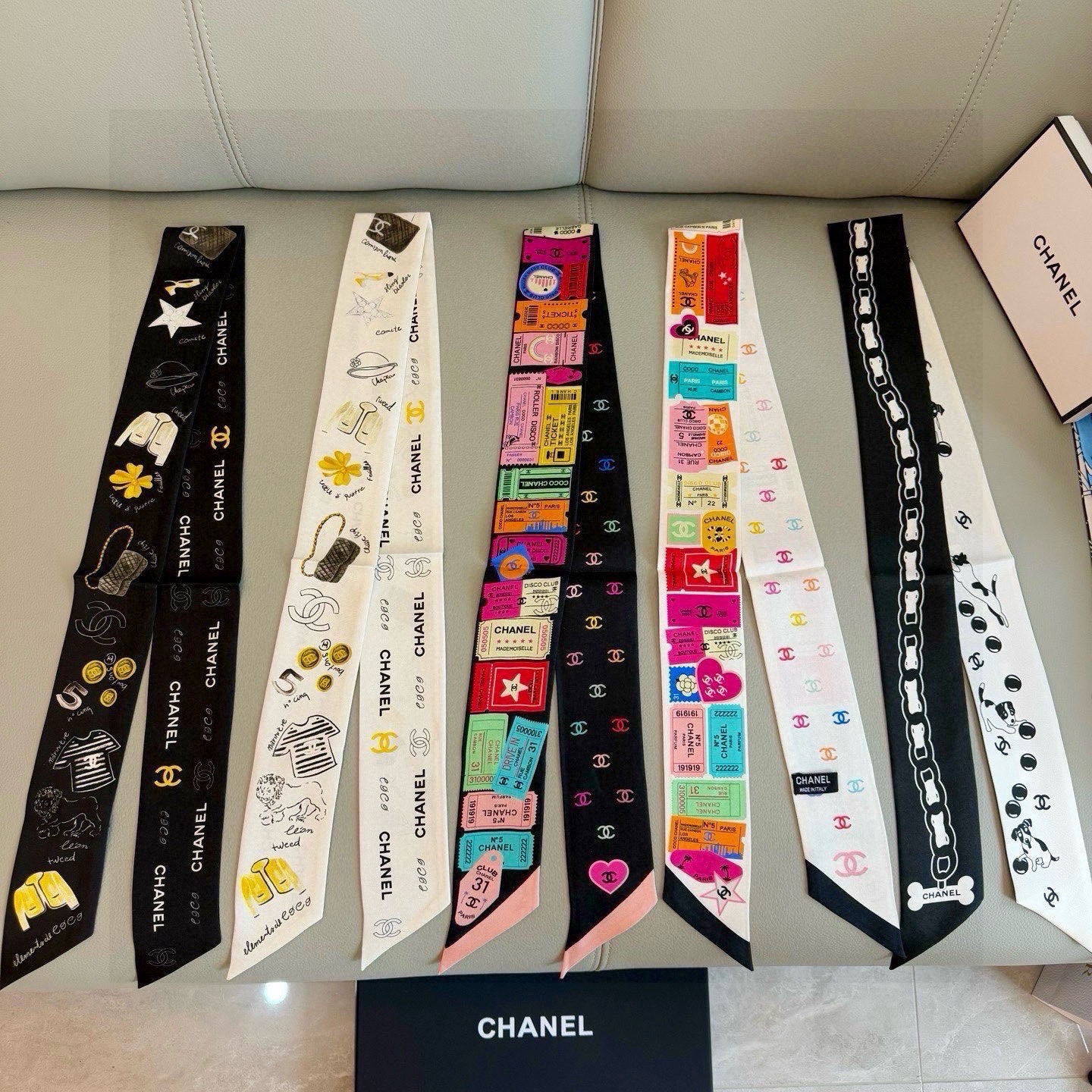 NO:882754,Chanel's Twilly scarves are here, a collection of chanel's cute dog series scarves. They are truly cute. I can hold them with my eyes closed. I have not seen such a beautiful twilly for a long time. It is really fragrant and a must-have artifact for concave shapes. There are not many. It will not always be available. It has a high practicality rate for tying hair, tying bags, etc... Unique, I would rather have it. Material: twill silk  Size 120/6cm silk scarf, ribbon, streamer, hair bundle, chanel, chanel, real silk19860909批香奈儿Twilly小丝巾来了,chanel可爱狗狗系列丝巾合集 名副其实的小可爱, 人手三条闭眼收,我都不拦着 N久都没有见过这么好看的twilly 真的是真香本香了,凹造型必备神器 数量不是很多.也不会一直有 实用率贼高,绑头发,绑包包,等等等等… 独一无二,宁缺毋 材质:斜纹真丝 尺寸120/6cm丝巾,飘带,飘带，发束,chanel,chanel,real silk,accessory