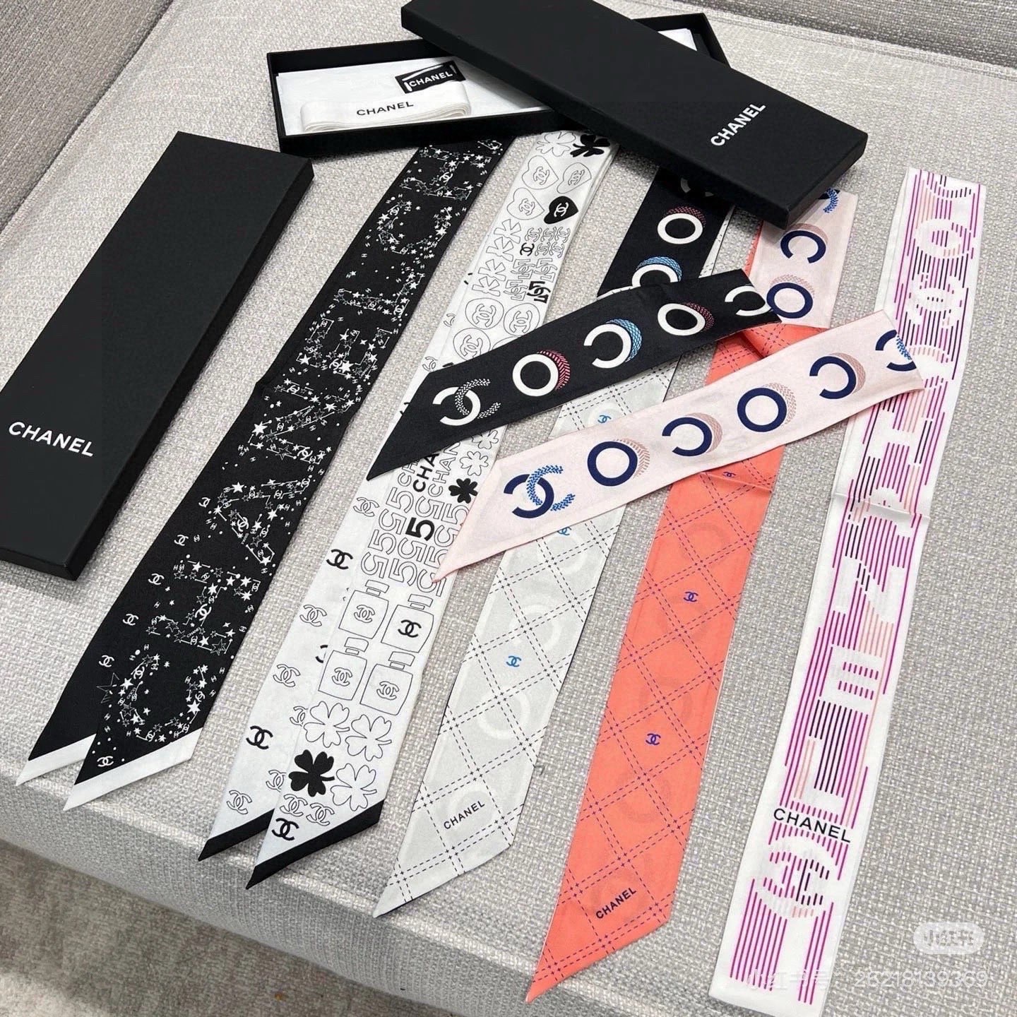 NO:921425,Batch 50 40C new small silk scarf｜Star spliced ​​letter model Black double-sided small silk scarf [grass R] Letters on the front Double C logo on the back [selfie R] The letters of Chanel on the front are composed of stars embellishment Mulberry silk *6cm silk scarf, streamer, hair bundle, chanel19860909批50 40C新款小丝巾｜星星拼接字母款 黑色双面小丝巾[种草R]  正面字母 背面双c logo[自拍R] 正面的Chanel的字母都是由星星点缀组合而成  桑蚕丝 *6cm 丝巾,飘带，发束,chanel,accessory