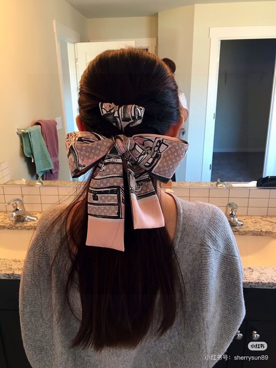 NO:921461,Batch LV Twilly holiday series small silk scarf [Baji R] Material silk twill 120.0×8.0cm The pattern on it is a lot of LV travel bags piled up, and the reverse is light pink [Blowing Kiss R] Just looking at it makes me want to go on vacation...haha I am at the beach. I like a useful silk scarf tie, there are many ways to use it, I tied it casually (Picture 2) and ignored my messy hair [Shy R]  Tied around the neck or wrist, it is a must for traveling and taking photos. It can also be used to decorate bags and tie bag handles. Like many classic LV old flower bags, their handles are made of vegetable tanned leather, which is very easy to change color and get watermarks, and it is difficult to repair once it gets dirty, so tying a silk scarf can be the perfect solution [Deyi R] Silk scarves, streamers, hair bundles, louis vuitton, real silk19860909批LV Twilly度假系列小丝巾[吧唧R] 材质真丝斜纹绸 120.0×8.0cm 它上面的图案就是很多LV旅行箱包堆起来,反面是淡粉色[飞吻R]看着就想去度假了…哈哈在沙滩边 很喜欢好用的一款丝巾绑带,很多用法,我随便绑了下拍的(图2)忽略我凌乱的头发[害羞R] 系在脖子或者手腕上,出去旅行拍照必备 也可以用来装饰包包,绑包柄 像LV很多款经典老花包,它们的手提部分是植鞣革材质的,非常容易变色、沾水印,而且一旦脏了基本很难补救,所以绑个丝巾就可以完美解决[得意R]丝巾,飘带，发束,louis vuitton,real silk,accessory