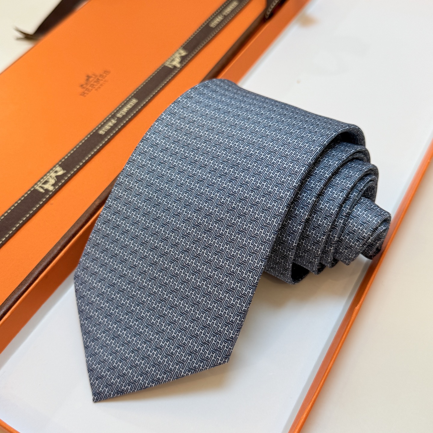 NO:881672,Special 60-year-old Hermès official synchronized new style [H Duo tie] Exclusive new printed men's tie, rare Hermès has a thousand ties with different prints released every year. From the original geometric patterns to express equestrian activities, to today's styles are much richer, with lively animals or daily life as the theme, allowing men to fully display their individuality. Ties, ties, hermes, ties19860909特60 年爱马仕官方同步新款【H Duo领带】 独家新款印花 男士领带,稀有爱马仕家每年都有一千条不同印花的领带面世,从最初的多以几何图案表现骑术活动为主,到如今的款式则丰富得多,以活泼的动物或日常生活 事物为主题,让男士可以充分展示自己个性领带,领带,hermes,ties,accessory