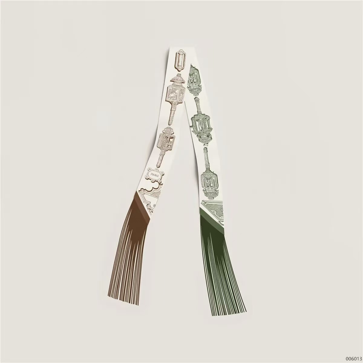 NO:882660,Batch HERMS PARIS small silk leather tassel Twilly silk ribbon, decorated with leather tassels, this small Twilly silk scarf is novel and avant-garde, decorated with colorful leather tassels, highlighting the casual and feminine style. Designer Cathy Latham (Cathy Latham) Made in France. Size 5 x 86 cm silk scarf, streamer, streamer, hair bundle, hermes, real silk19860909批 HERMS PARIS 小丝皮革流苏Twilly真丝缎带,饰有皮革流苏,这款Twilly小丝巾新颖前卫,饰有多彩皮革流苏,彰显随性柔美风格. 设计师 凯蒂·拉塔姆（Cathy Latham） 法国制造. 尺寸5 x 86厘米丝巾,飘带,飘带，发束,hermes,real silk,accessory