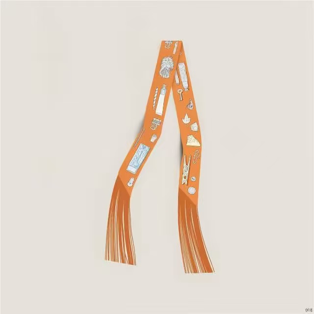 NO:921446,Batch HERMS PARIS bag twilly small silk scarf leather tassel Twilly silk ribbon, decorated with leather tassels, this Twilly small silk scarf is novel and avant-garde, decorated with colorful leather tassels, showing a casual and feminine style. Designer Cathy Latham Made in France. Size 5 x 86 cm silk scarf, streamer, hair bundle, hermes, real silk19860909批 HERMS PARIS 袋中乾坤 twilly 小丝巾 皮革流苏Twilly真丝缎带,饰有皮革流苏,这款Twilly小丝巾新颖前卫,饰有多彩皮革流苏,彰显随性柔美风格. 设计师 凯蒂·拉塔姆（Cathy Latham） 法国制造. 尺寸5 x 86厘米丝巾,飘带，发束,hermes,real silk,accessory