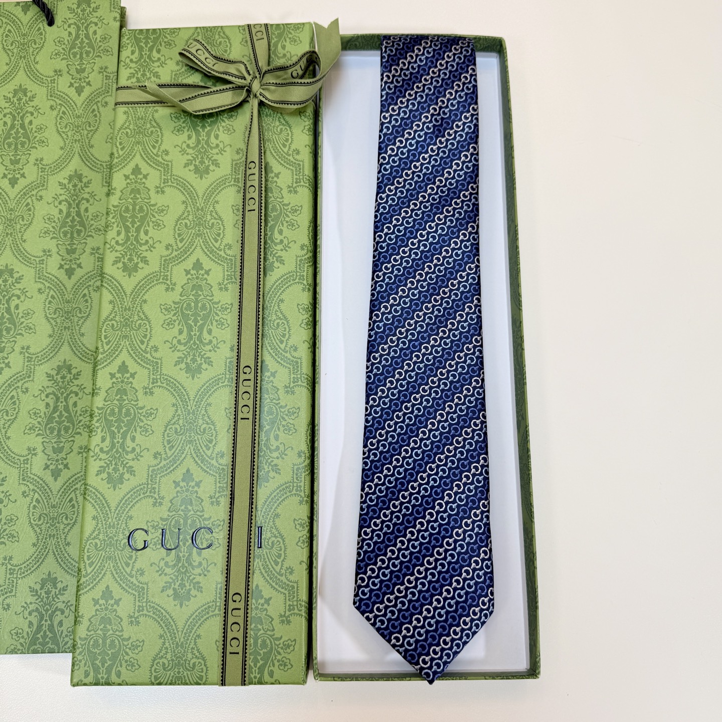 NO:942259,Special GG jacquard tie!  Gucci's official synchronized new style, a rare use of the classic small G LOGO jacquard, an ideal choice to show exquisite craftsmanship and fashion elegance. This tie perfectly combines the iconic, and is more elegant with fashionable matching techniques. It allows men to fully display their personality. Top-quality jacquard silk handmade custom ties, ties, real silk, ties19860909特GG提花领带！古奇官方同步新款,稀有采用经典小G LOGO提花展现精湛手工与时尚优雅的理想选择,这款领带将标志性完美的结合,以时尚搭配手法演绎的更显雅致风范.让男士可以充分展示自己个性.顶级提花真丝手工定制领带,领带,real silk,ties,accessory