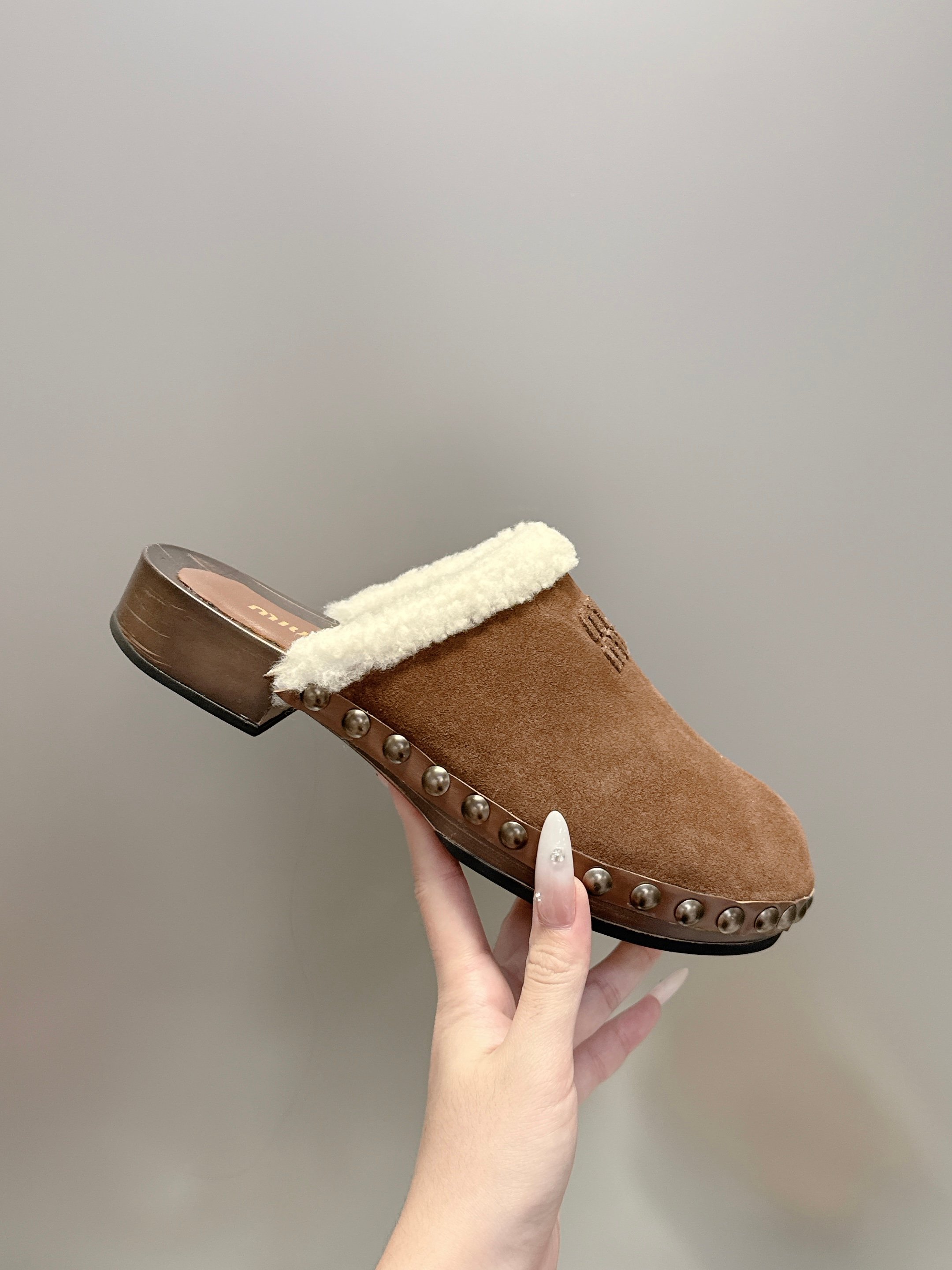 NO:629679,Miu Miu half-pack wool slippers, the god of autumn and winter atmosphere!  The suede leather has a high-end feel, and the wool collar is soft, locking warmth firmly under your feet ~ Retro half-pack design, lazy and fashionable, available in black, brown, beige, and yellow colors. Whether you wear it with a coat to look cool, or wear it with a sweater for a gentle style, you can accurately hit the fashion point. Every step is like being trapped in a cloud, with double buffs of comfort and appearance ~  Size 35-40 (customized 41), semi-shoes, miumiu, sweaters, chamois leather19860909Miu Miu 半包羊毛拖,秋冬氛围感的神！麂皮质感高级,羊毛领圈软乎乎,把温暖牢牢锁在脚下～复古半包设计,慵懒又时髦,黑、棕、米、黄多色可选,不管是配大衣耍酷,还是搭毛衣走温柔风,都能精准踩中时尚点,每一步都像陷在云朵里,舒适与颜值双buff叠满～ 码数35-40（41定制）,半拖毛毛鞋,miumiu,sweaters,chamois leather,Women's Shoes
