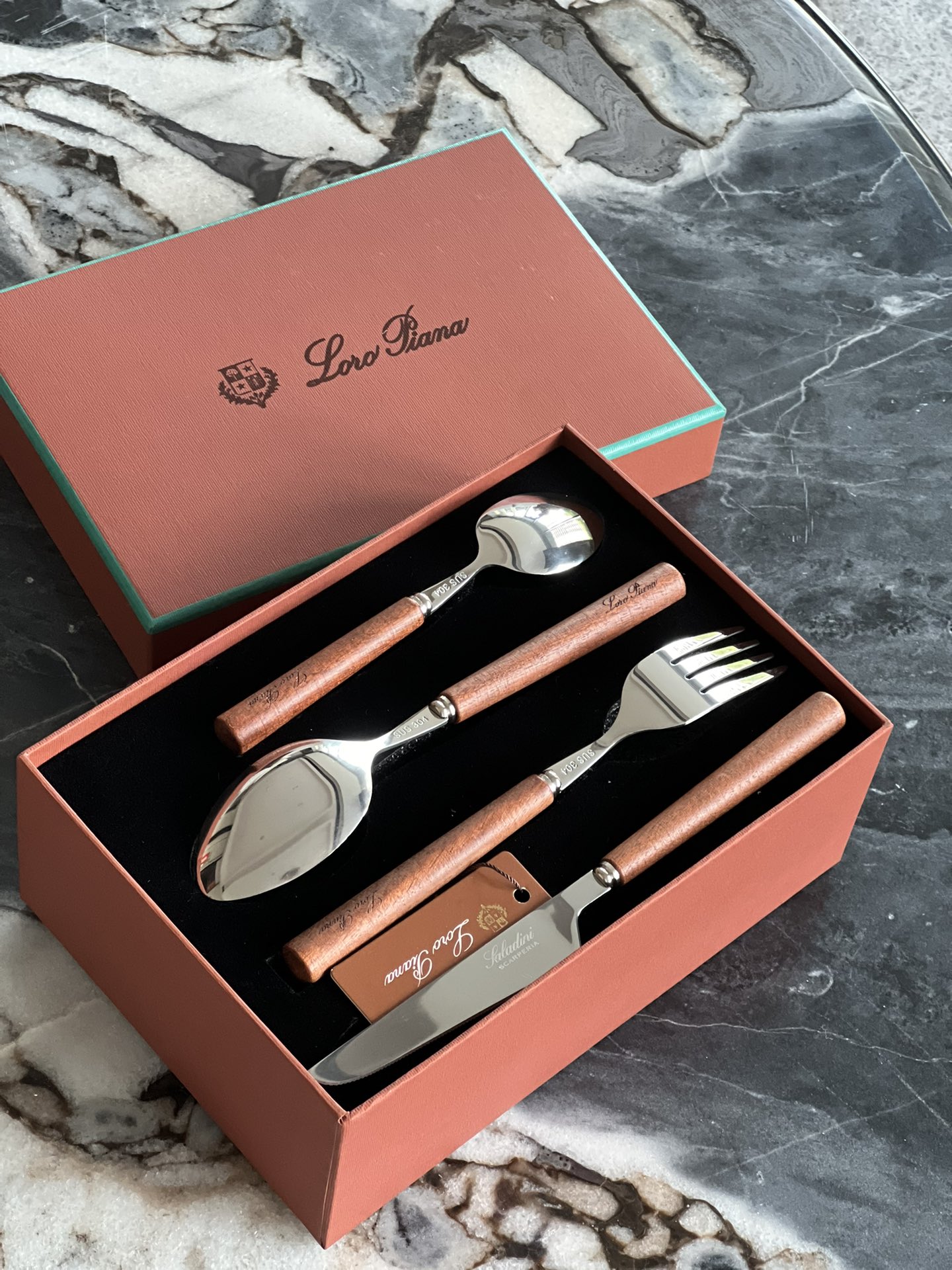 NO:809391,Export order lora piana home series 4-piece imported mahogany solid wood knife and fork set The Rolls-Royce of wood. It is one of the world-famous precious woods. In the Americas and Europe, mahogany is regarded as an imported high-grade raw material for furniture and cabinet manufacturing. lora piana tableware is manufactured with a century-old famous high-end tableware brand in Tuscany, Italy. Unique design of imported mahogany handles. Smooth and natural wooden surface. Comfortable grip. Anti-corrosion. Anti-pressure. The metal part is made of sus304 stainless steel. Thickened material.  The cloth wheel is mirror polished with smooth edges and polished layer by layer. Every detail is treated with meticulous attention. It is durable and easy to clean. The fork tip is finely polished and has no burrs. The blade is wide and sharp. The serrated teeth can easily cut steaks, pork chops and other meats. Dimensions of the 4-piece tableware set: Main dinner spoon 18.5cm long 4.2cm wide 38g Dessert spoon 14.8cm long 3.5cm wide 24g Main table knife 19cm long 1.5cm wide  29g main table knife 18.5cm long 2.4cm wide 28g material sus304 stainless steel + mahogany solid wood handle, trendy department store19860909出口订单 lora piana家居系列 进口桃花心实木刀叉4件套 木头届的劳斯莱斯 是世界有名的珍贵木材之一 在美洲及欧洲中 桃花心木被视为家具 橱柜制造的进口高级原料 lora piana餐具制造选用意大利托斯卡纳百年著名高级餐具品牌 进口桃花心木手柄独特的设计 光滑天然的木质表面 握感舒适 抗腐蚀 抗压强 金属部分采用sus304不锈钢 加厚材质 布轮镜面抛光 边缘光滑 层层打磨 每个细节都被处理的细致入微 坚固耐用 且易清洗 叉尖细腻打磨 不毛刺 刀刃宽大锋利 锯齿轻松切牛排猪排等肉质 4件套餐具尺寸 主餐勺18.5cm长 4.2cm宽 38g 甜品勺14.8cm长 3.5cm宽 24g 主餐刀19cm长 1.5cm宽 29g 主餐刀18.5cm长 2.4cm宽 28g 材质sus304不锈钢+桃心木实木手柄,潮品百货,accessory