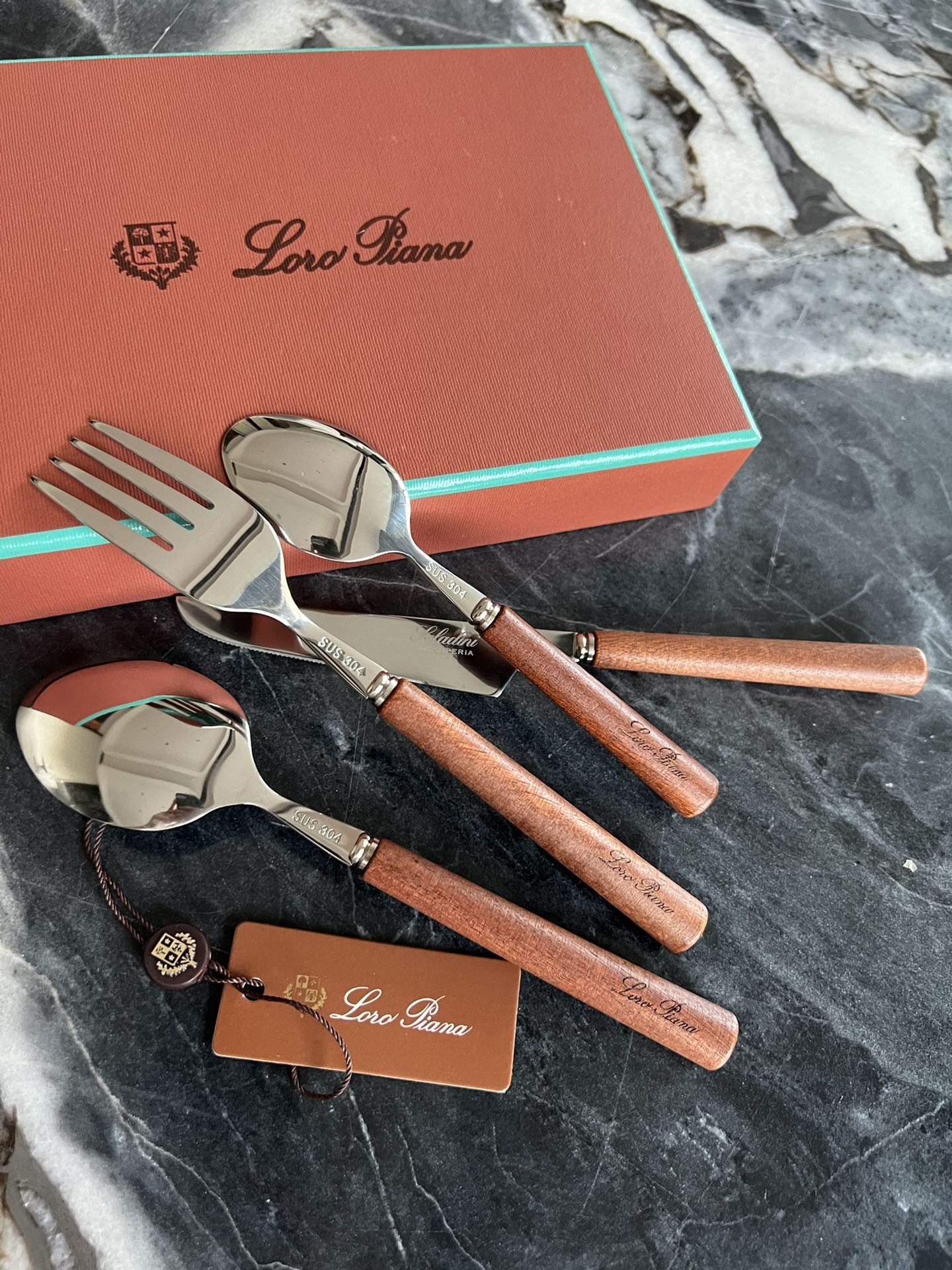 NO:809389,Details #木中王—Imported mahogany. Things made of natural materials are the most attractive. Trendy department store19860909细节#木中贵族—进口桃花心木 天然材质的东西是最有魅力的,潮品百货,accessory