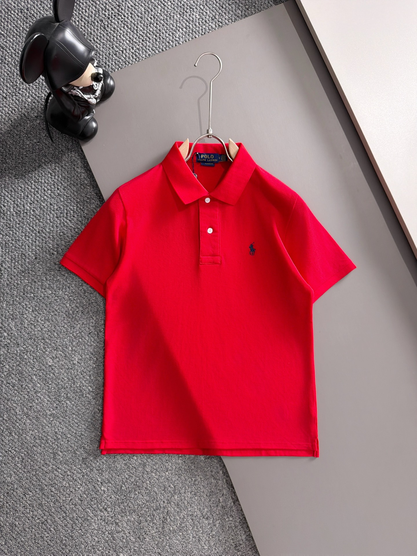 NO:843002,Ralph Lauren 2026 Spring and Summer official website synchronization, the latest style, classic and versatile business casual Polo collar T-shirt, made of imported pearl cotton fabric, comfortable and breathable, with delicate texture and super soft and skin-friendly touch!  Lapel design, absolutely crisp and handsome fit!  The sewing process of this density is absolutely meticulous in handling details!  Skin-friendly, smooth to the touch, perfect combination of comfort and breathability!  The fabric properties are all excellent!  Full of high-end feel!  Simple and elegant design, versatile and highly wearable!  All three standards!  It is highly recommended to buy it, and you will never see a style like this outside!  On sale on the official website!  Size S-2XL,,tees,t-shirt,19860909拉夫劳伦 2026春夏 官网同步 最新款式 经典大气百搭商务休闲Polo领T恤 采用进口珠花棉面料 舒适透气 质感细腻 超柔软亲肤触感！翻领设计,绝对挺括帅气的合体型！ 这种密度的缝制工艺 对待细节处理绝对是一丝不苟！亲肤挺滑手感,舒适性与透气性完美兼备！面料属性皆为上乘！高级感十足！ 简约大气的设计 百搭实穿性极高！三标齐！强烈推荐入手 而且外面您是根本看不到这样的款式的！官网在售！ 尺码S-2XL,,tees，t-shirt,,Men's clothing