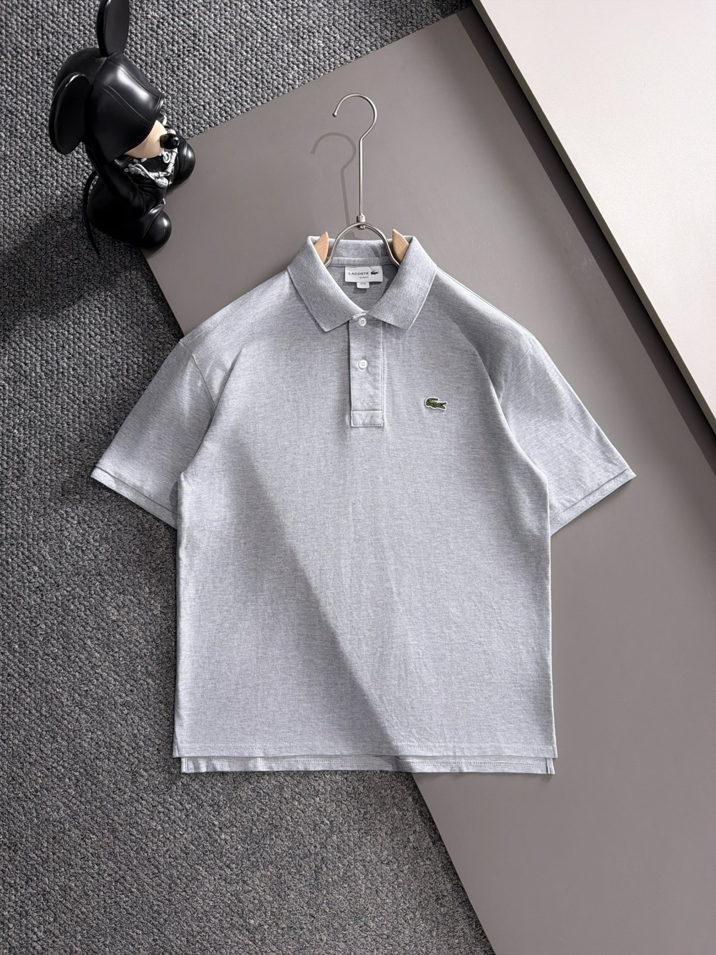 NO:843008,French Crocodile 2026 Spring and Summer official website synchronization, the latest style, classic and versatile business casual Polo collar T-shirt, made of imported pearl cotton fabric, comfortable and breathable, with delicate texture and super soft and skin-friendly touch!  Lapel design, absolutely crisp and handsome fit!  The sewing process of this density is absolutely meticulous in handling details!  Skin-friendly, smooth to the touch, perfect combination of comfort and breathability!  The fabric properties are all excellent!  Full of high-end feel!  Simple and elegant design, versatile and highly wearable!  All three standards!  It is highly recommended to buy it, and you will never see a style like this outside!  On sale on the official website!  Size M-2XL,,tees,t-shirt,19860909法国鳄鱼 2026春夏 官网同步 最新款式 经典大气百搭商务休闲Polo领T恤 采用进口珠花棉面料 舒适透气 质感细腻 超柔软亲肤触感！翻领设计,绝对挺括帅气的合体型！ 这种密度的缝制工艺 对待细节处理绝对是一丝不苟！亲肤挺滑手感,舒适性与透气性完美兼备！面料属性皆为上乘！高级感十足！ 简约大气的设计 百搭实穿性极高！三标齐！强烈推荐入手 而且外面您是根本看不到这样的款式的！官网在售！ 尺码M-2XL,,tees，t-shirt,,Men's clothing
